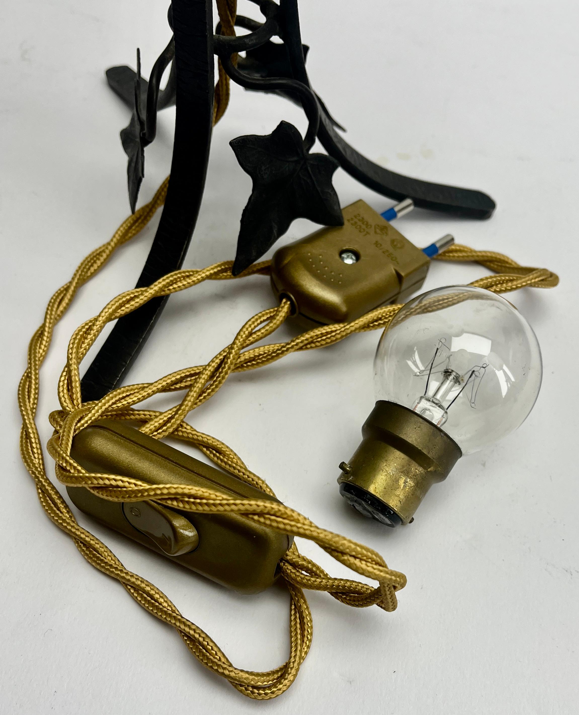 Fait main Paire de lampes Art Déco en fer forgé avec abat-jour en verre en vente