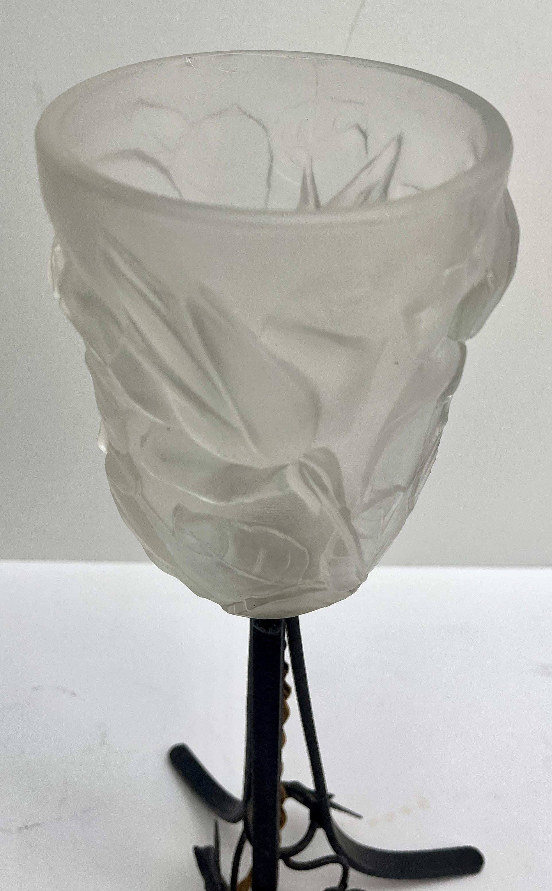 Milieu du XXe siècle Paire de lampes Art Déco en fer forgé avec abat-jour en verre en vente