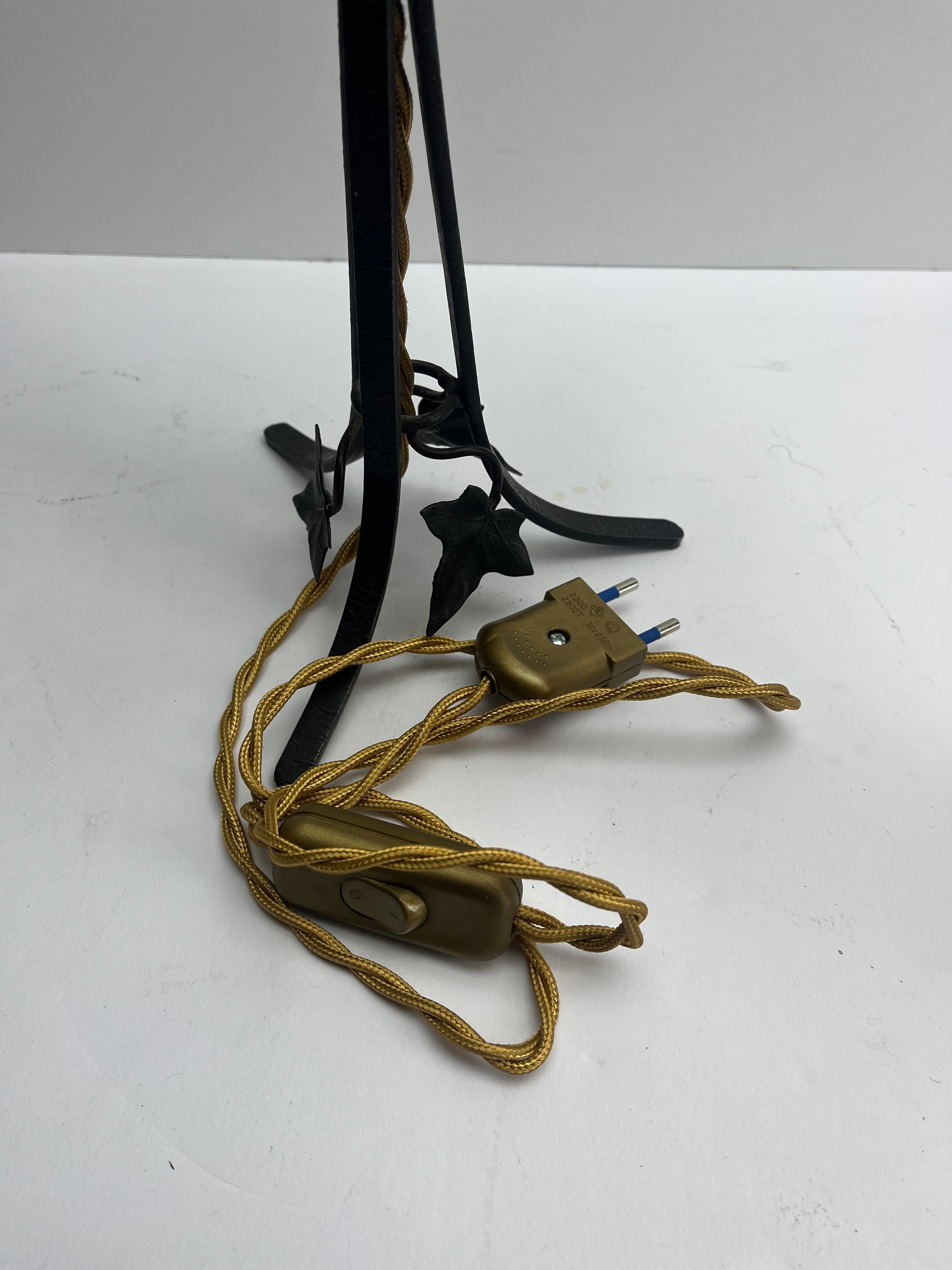 Verre d'art Paire de lampes Art Déco en fer forgé avec abat-jour en verre en vente