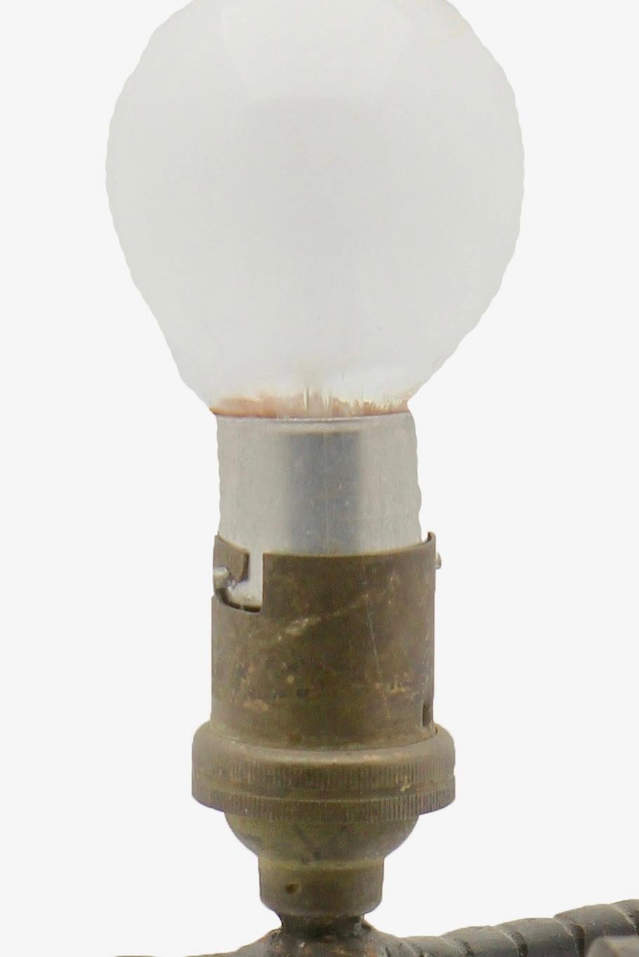 Paire de lampes Art Déco en fer forgé avec abat-jour en verre en vente 1