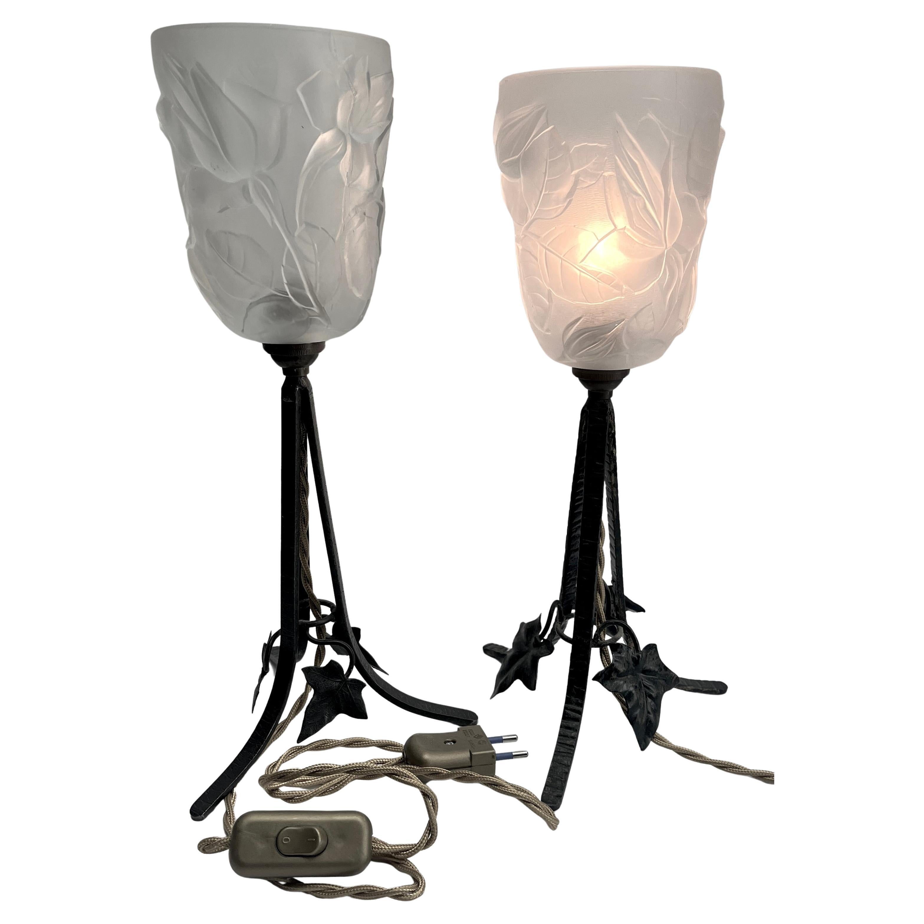 Paire de lampes Art Déco en fer forgé avec abat-jour en verre