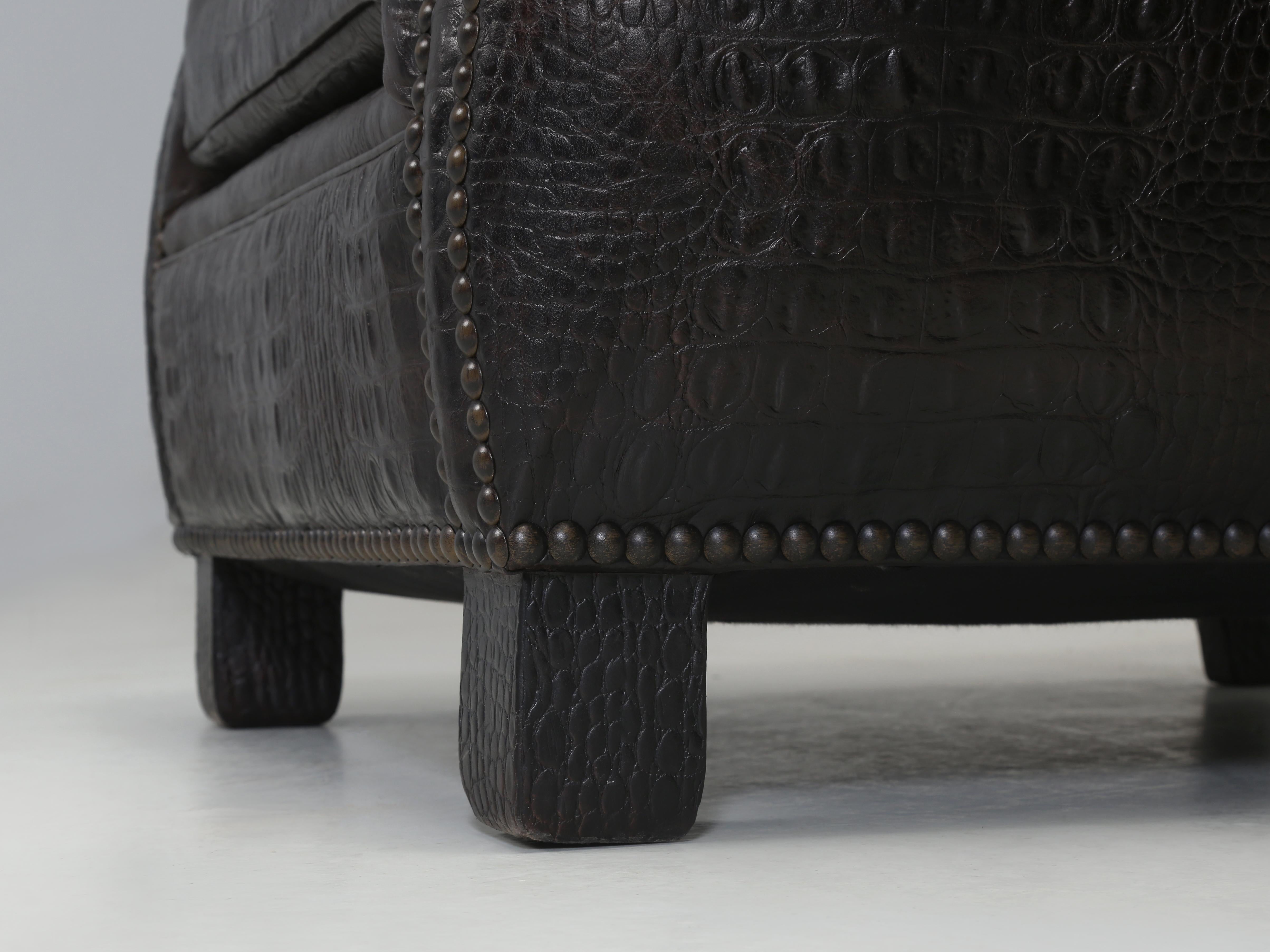 Paire de fauteuils club Art Déco français recouverts d'un faux cuir de crocodile. en vente 6