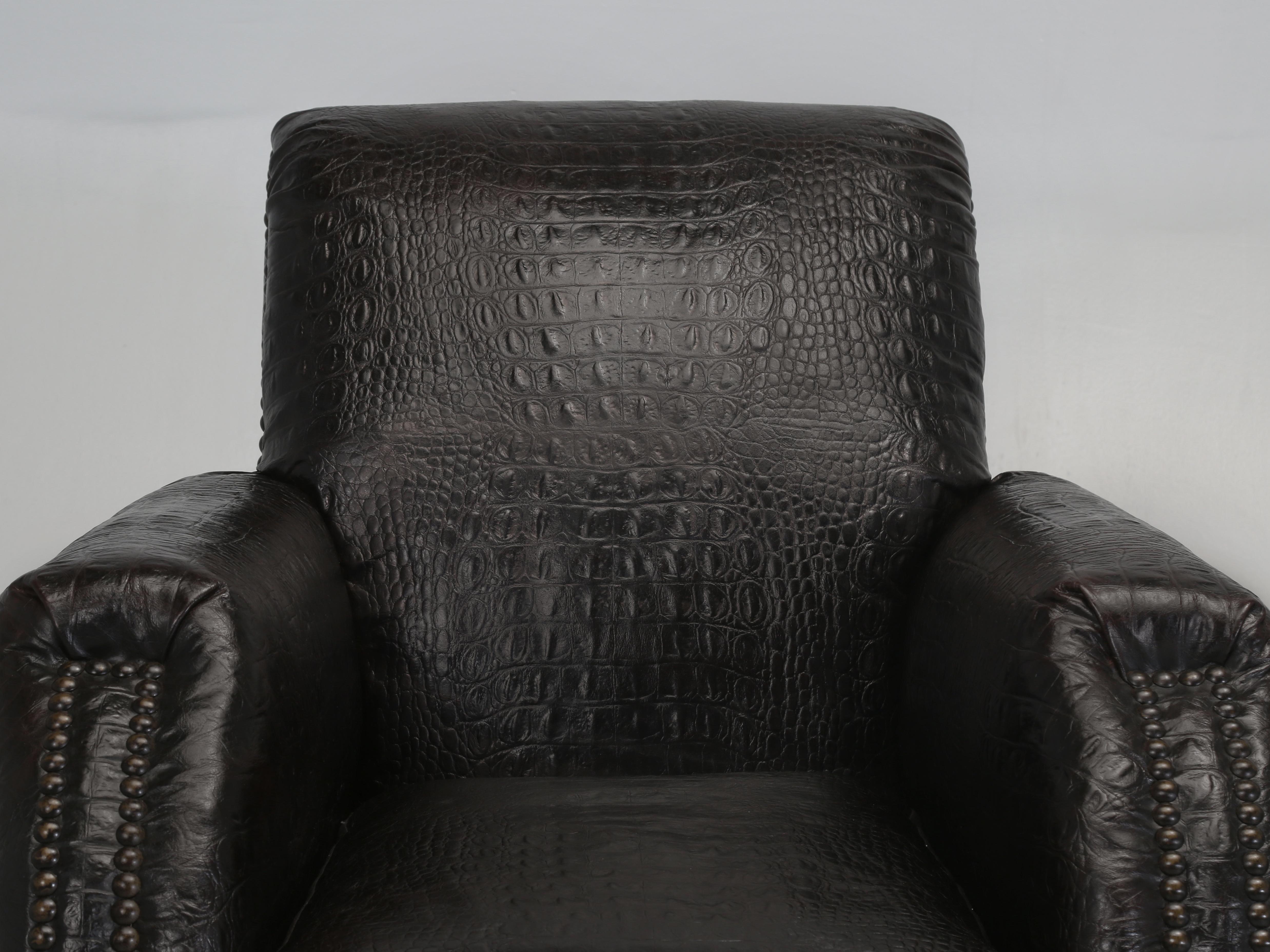 Français Paire de fauteuils club Art Déco français recouverts d'un faux cuir de crocodile. en vente