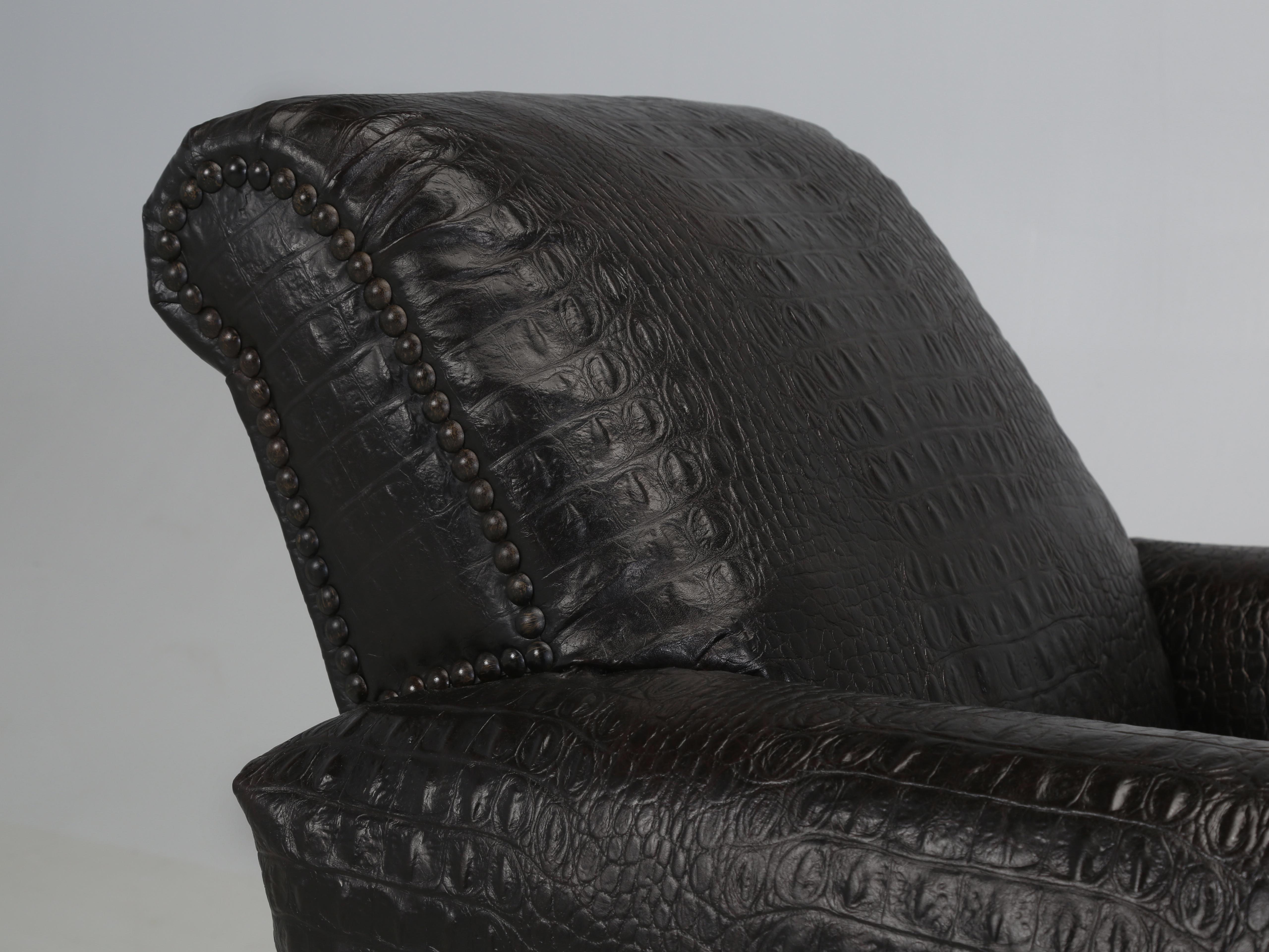 Embossé Paire de fauteuils club Art Déco français recouverts d'un faux cuir de crocodile. en vente