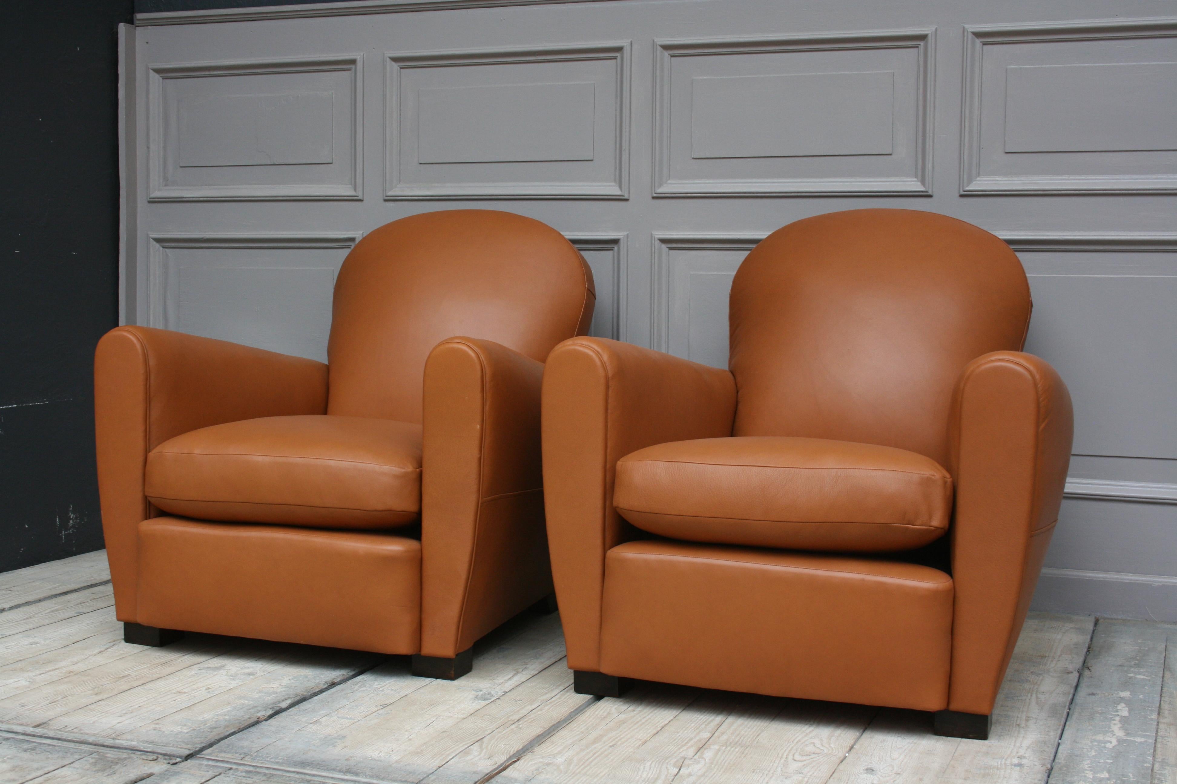 Pair of original Art Deco leather club chairs, completely restored and newly upholstered in leather.
Photos of the state of the chairs before are available, as well as photos of the restoration.