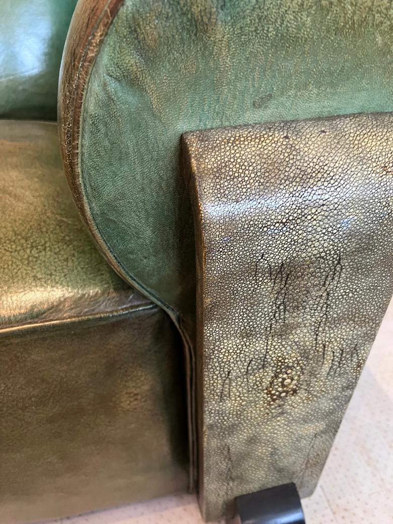Paire de chaises Art Déco françaises en cuir et galuchat  1