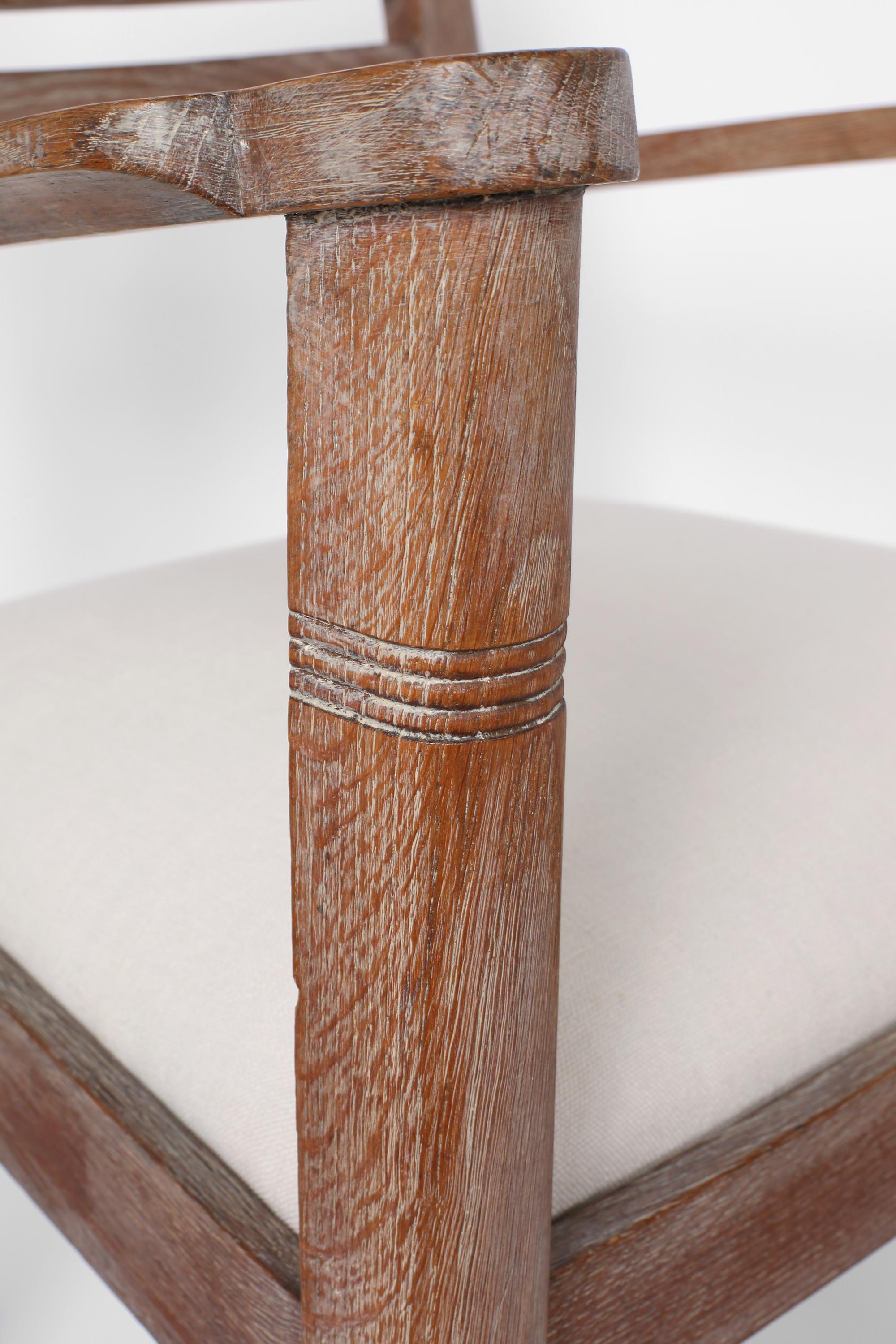 Coppia di poltrone francesi Art Déco in legno di quercia e lino, 1930 ca. in vendita 4