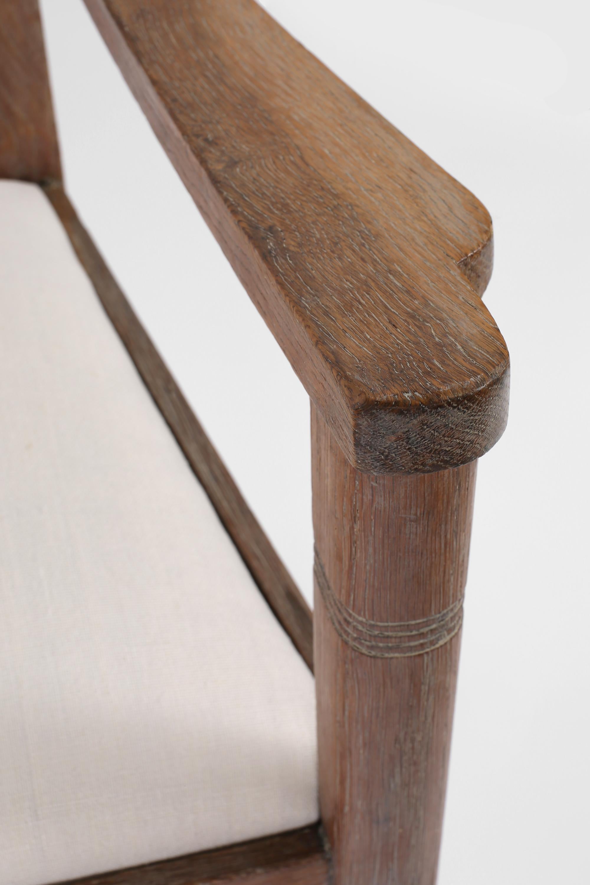 Coppia di poltrone francesi Art Déco in legno di quercia e lino, 1930 ca. in vendita 9