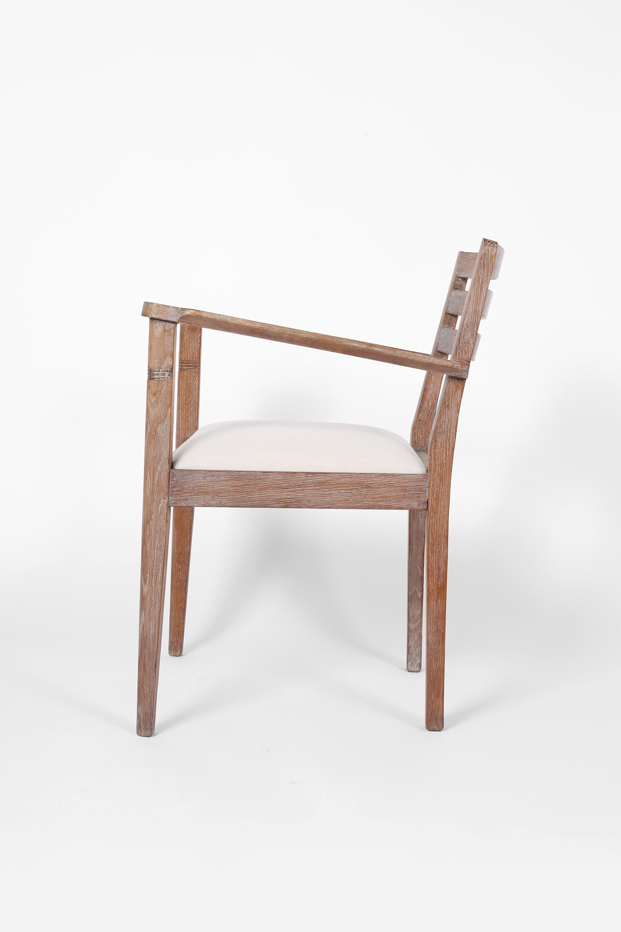 Français Paire de fauteuils Art Déco français en chêne chauffé et lin, vers les années 1930 en vente