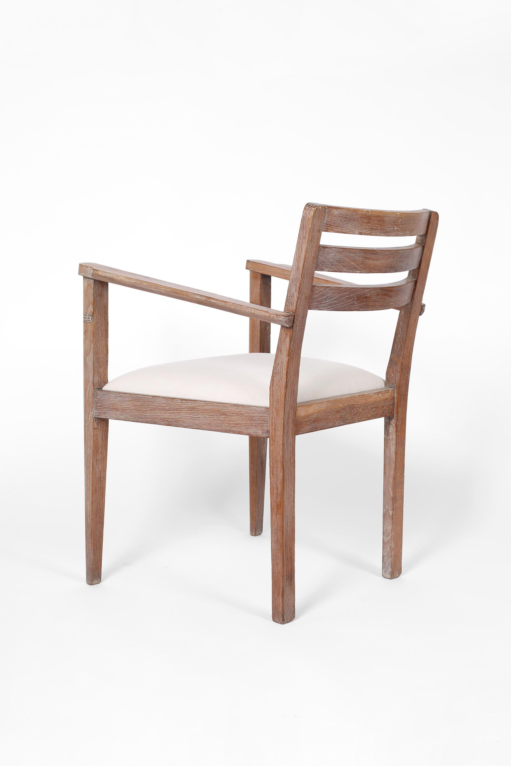 XX secolo Coppia di poltrone francesi Art Déco in legno di quercia e lino, 1930 ca. in vendita