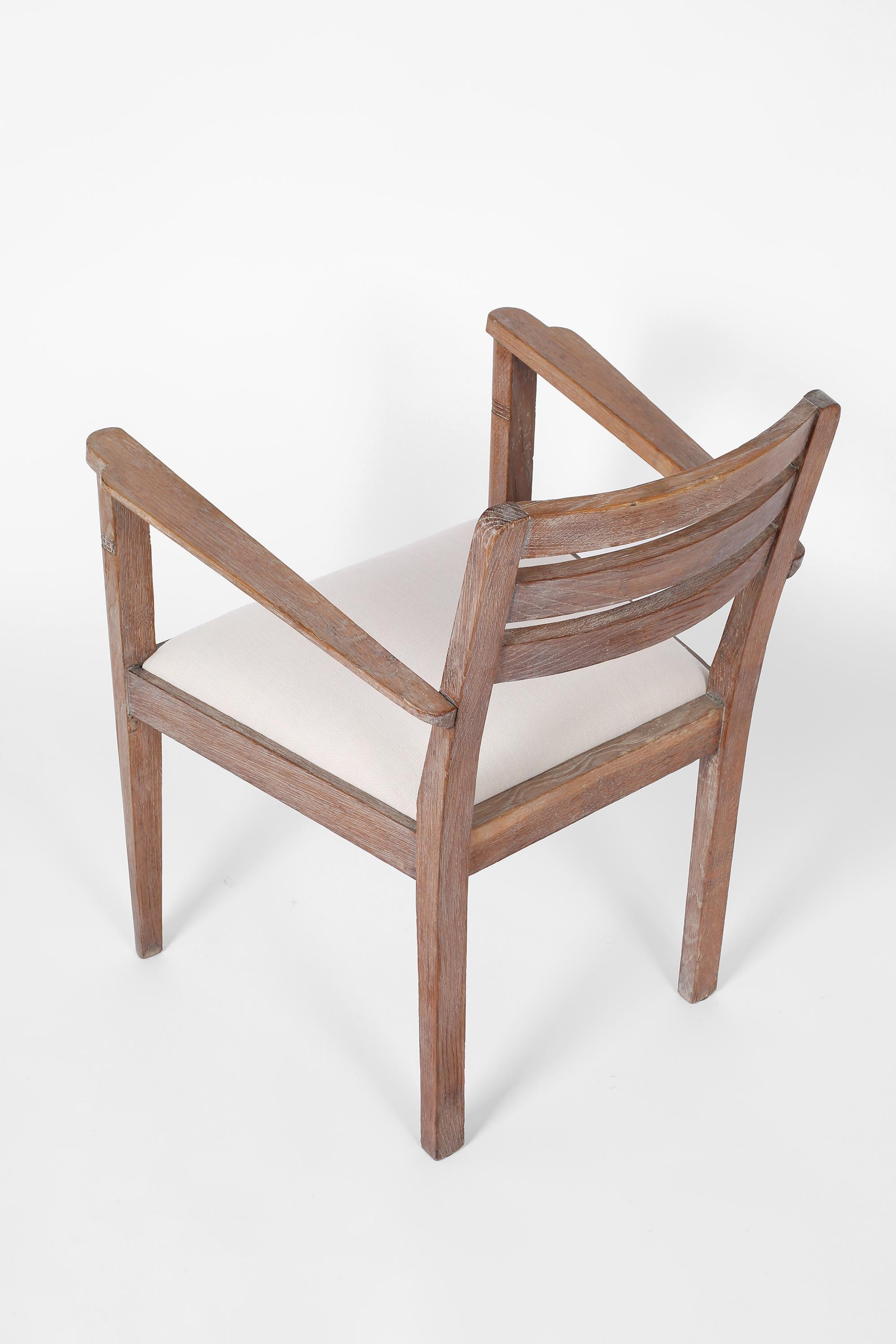 20ième siècle Paire de fauteuils Art Déco français en chêne chauffé et lin, vers les années 1930 en vente
