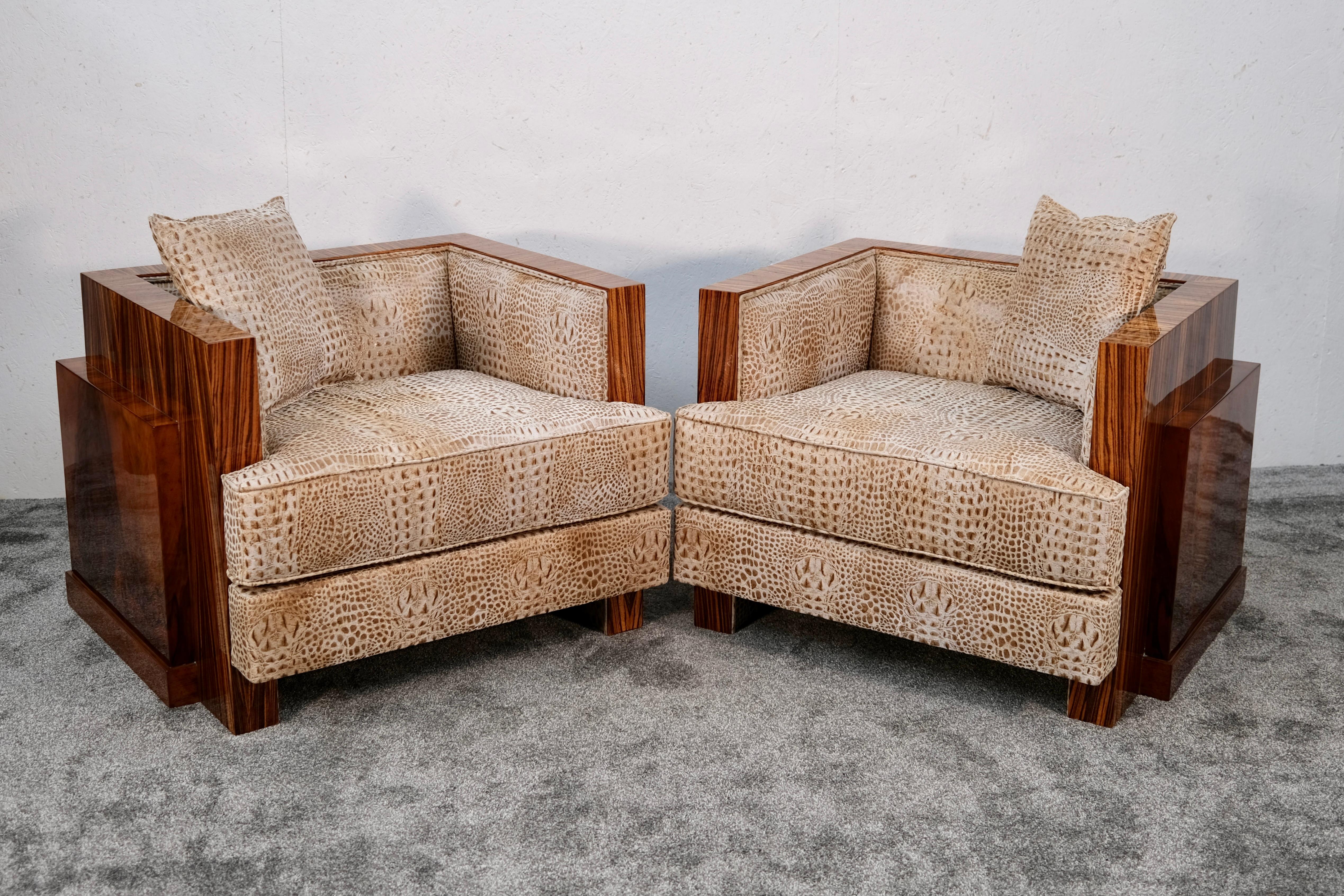 Questa straordinaria coppia di sedie da salotto Art Déco, ideali anche come sedie da club o sedie d'accento, incarna il modernismo radicale degli anni '30 con una chiarezza impressionante. Realizzato in Francia, il suo design si ispira all'idioma