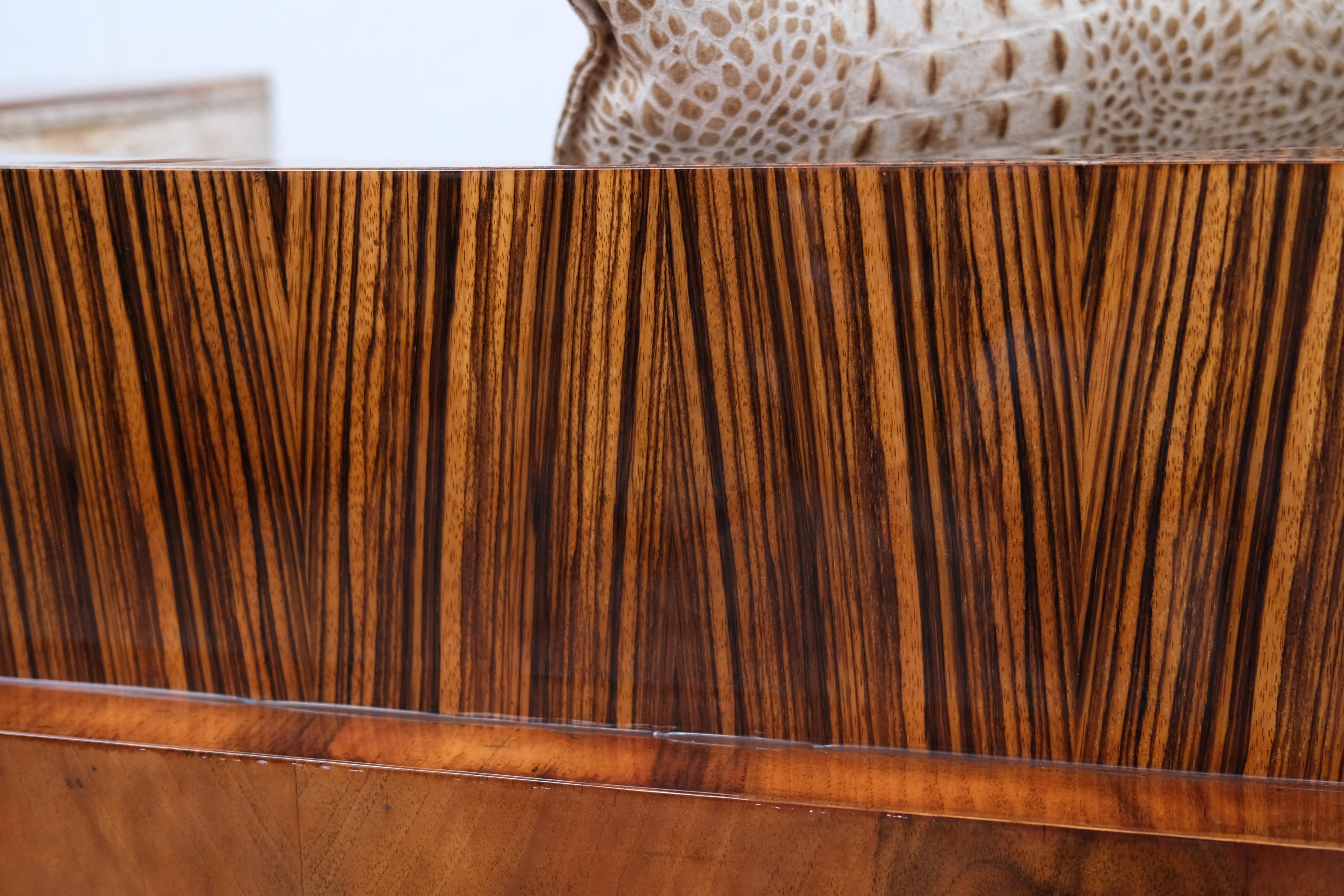 Noce Coppia di sedie da salotto francesi Art Déco, design cubista, zebrano e noce, anni '30 in vendita