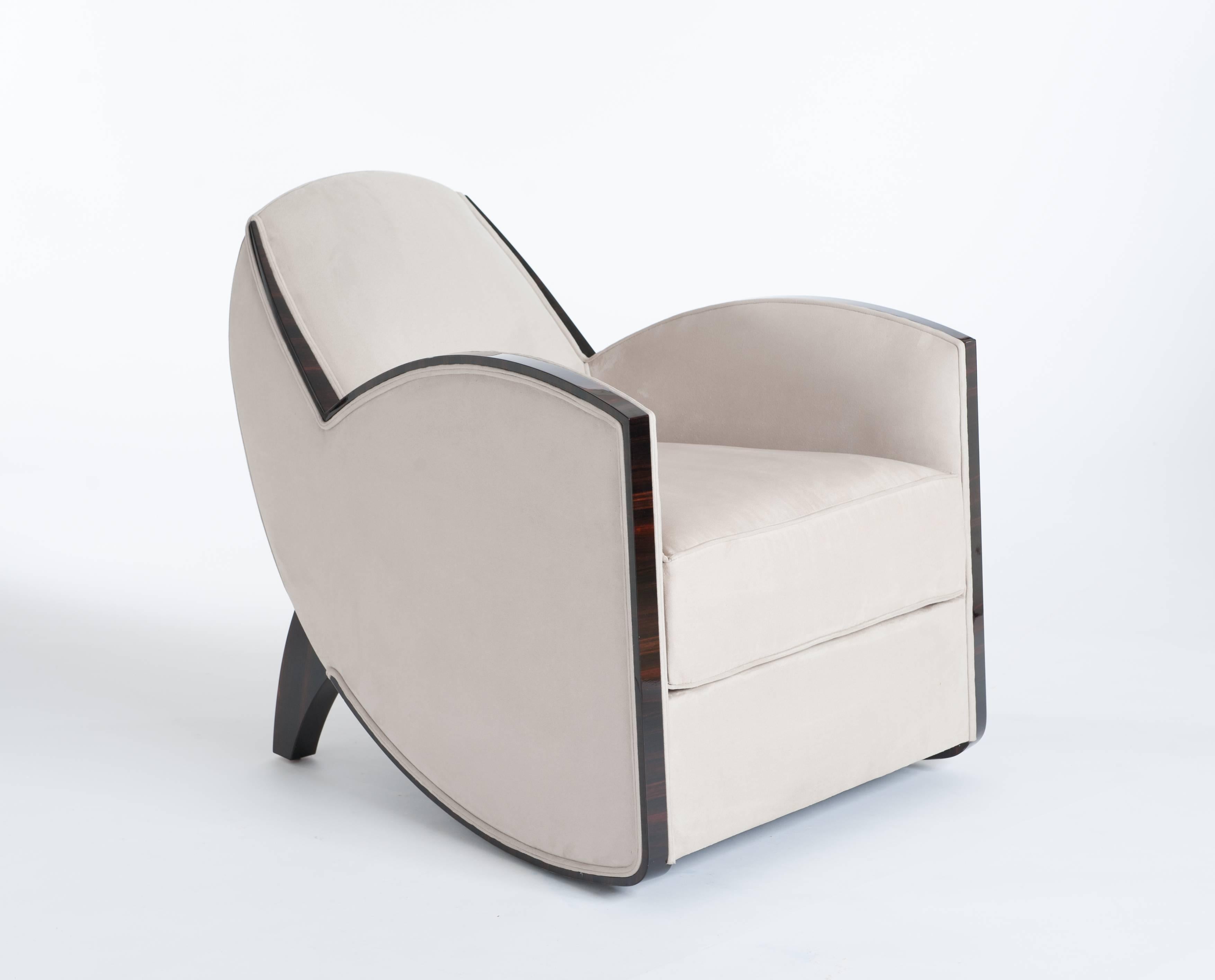 Pareja de sillones Art Déco (reeditados), muy elegantes y de formas extraordinarias, al estilo de Jules Leleu.
Fina chapa de Macassar en combinación con tejido de piel alcántara color arena de Èlitis / Francia.
Las líneas son estilizadas, dinámicas