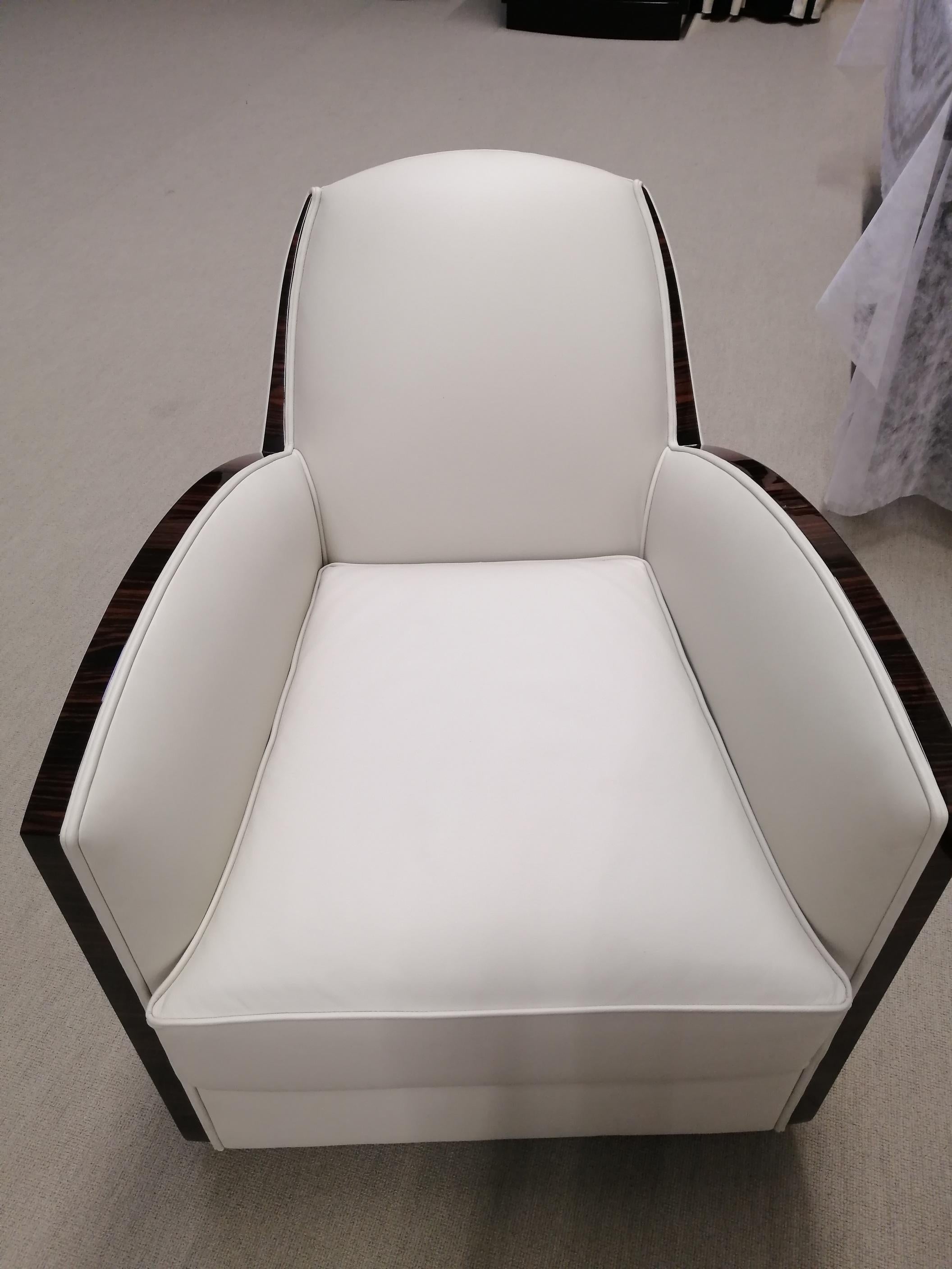 Pareja de Sillones Franceses Art Decó de Macassar al Estilo de Jules Leleu Tela en venta