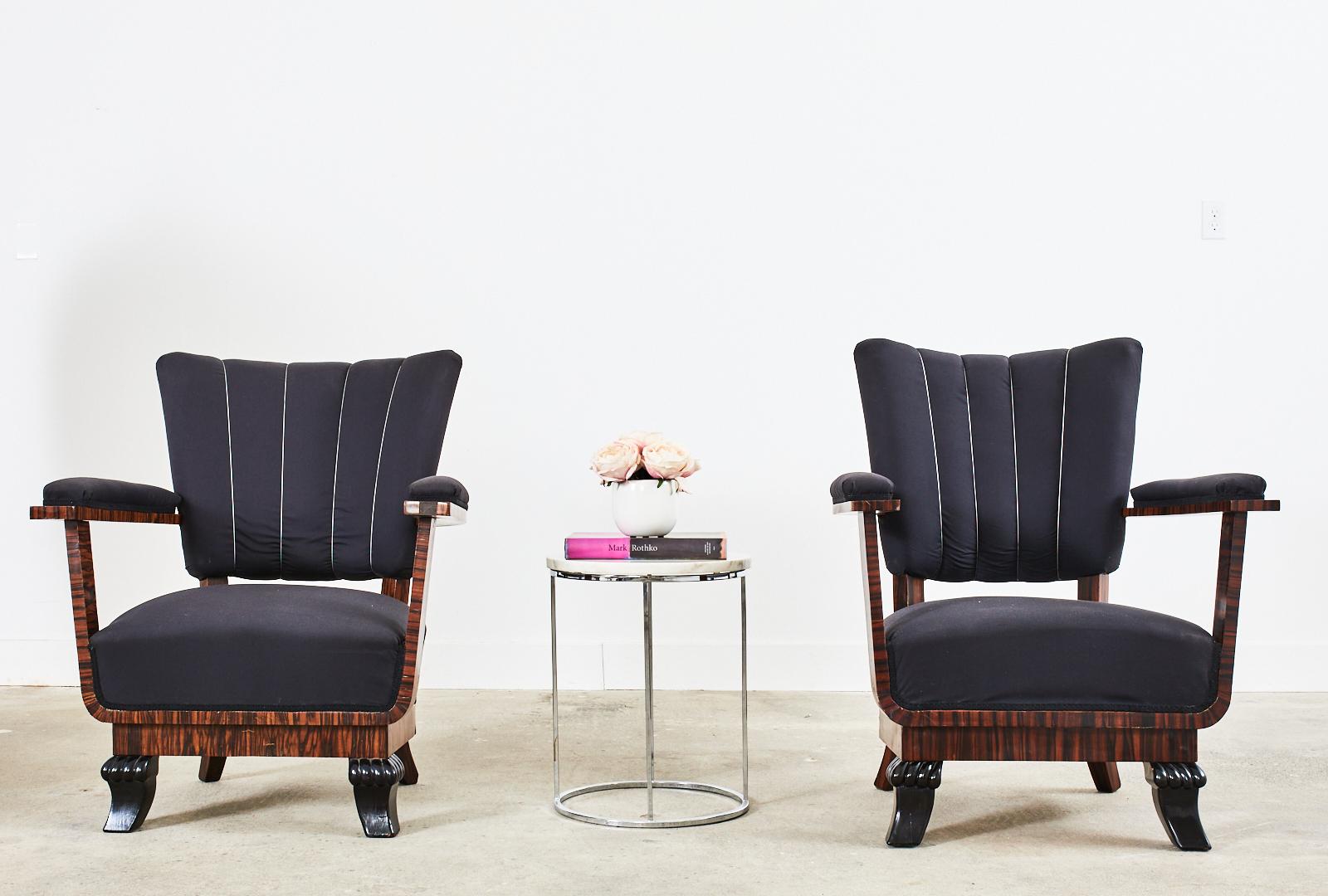 Fantastisches Paar französischer Sessel aus der Zeit des Art déco, die ein einzigartiges architektonisches, offenes Design mit U-förmigen Armstützen und breiten, flachen Armlehnen aufweisen. Das Design wird durch ein opulentes Makassar-Furnier