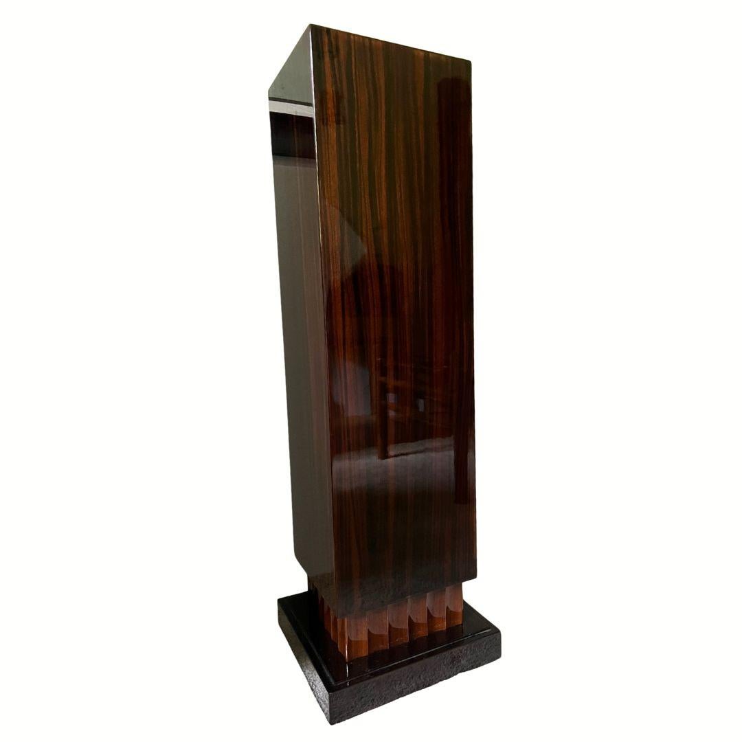 Eleganza della coppia di piedistalli francesi Art Déco, anni '30

Si tratta di una rara coppia di piedistalli Art Deco francesi degli anni '30. Hanno un look pulito e senza tempo e sono in ottime condizioni con solo una leggera usura dovuta all'età.