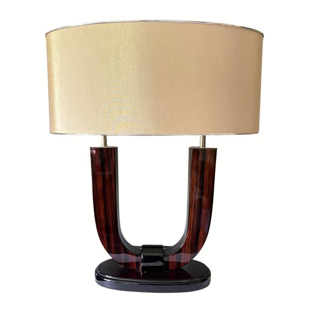 Paire de lampes de table Art déco françaises, années 1930

Magnifique paire de lampes de table Art Déco françaises des années 1930. Chaque lampe contient deux ampoules et est livrée avec un abat-jour blanc. Les lampes sont en bon état et ne