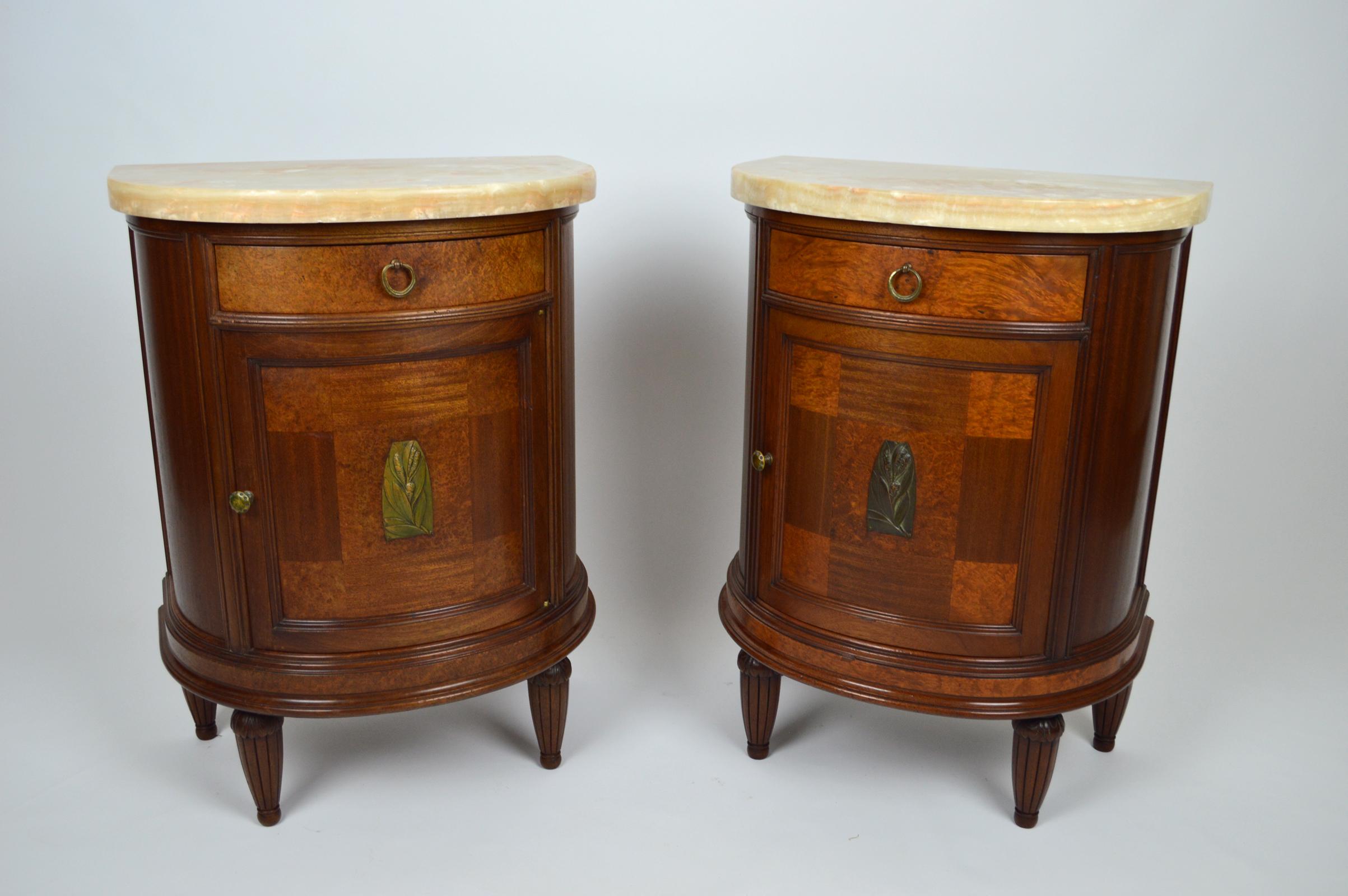 Pair of French Art Deco Mahogany Bedside Tables Nightstands, 1920s In Good Condition For Sale In L'Etang, FR