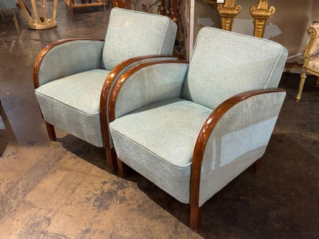 La Pareja de Sillones Club Franceses Art Decó de Caoba es una opción de asiento elegante y con estilo. Fabricadas en caoba de alta calidad con una lujosa tapicería de tela azul, estas sillas destilan sofisticación y encanto. Estas sillas serán el