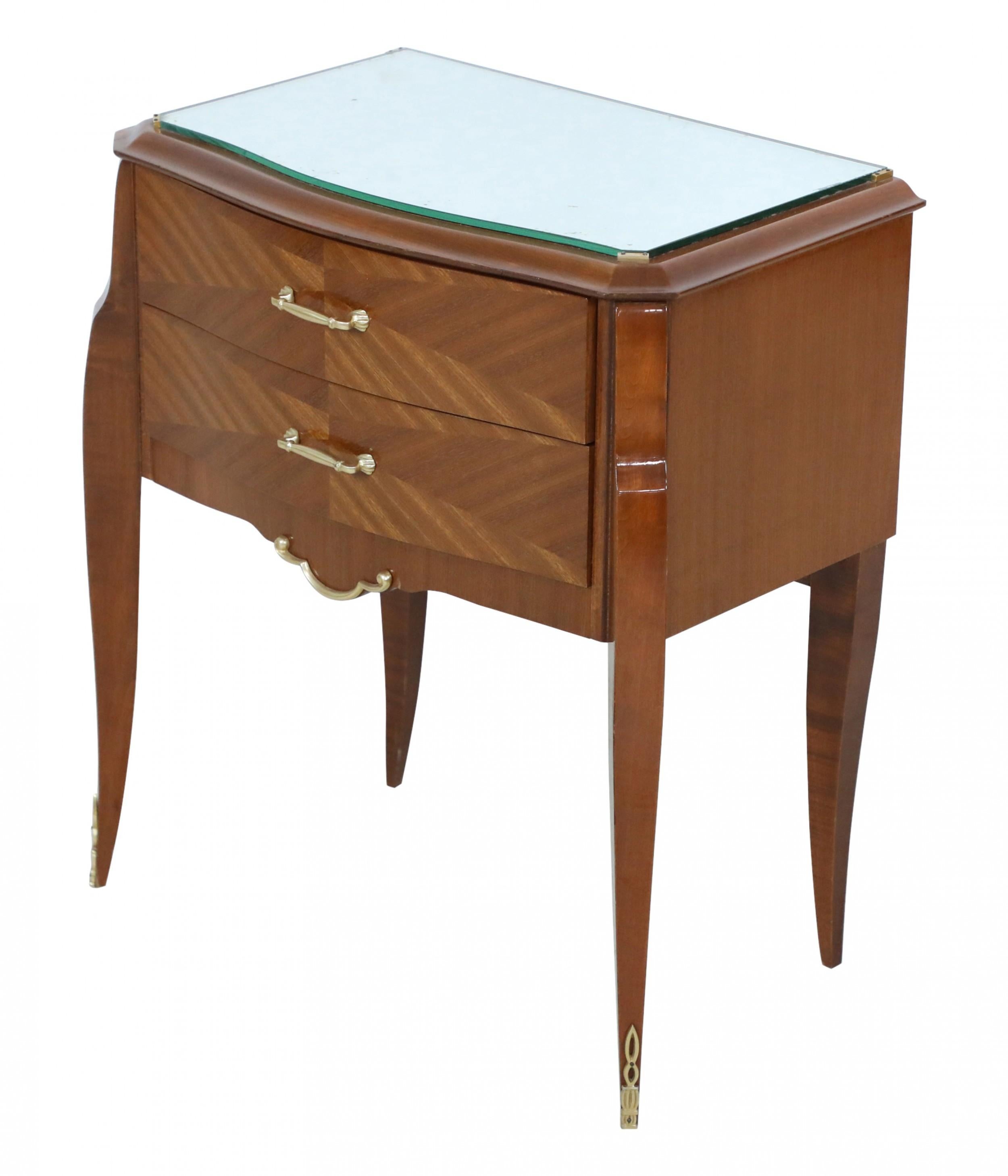 Coppia di comodini francesi degli anni '40 impiallacciati in acero con 2 cassetti e con finiture in ottone brunito, tiretti e sabot con piani a specchio incastonati (PREZZO COME COPPIA)

Danni minori all'impiallacciatura, usura coerente con l'età.
