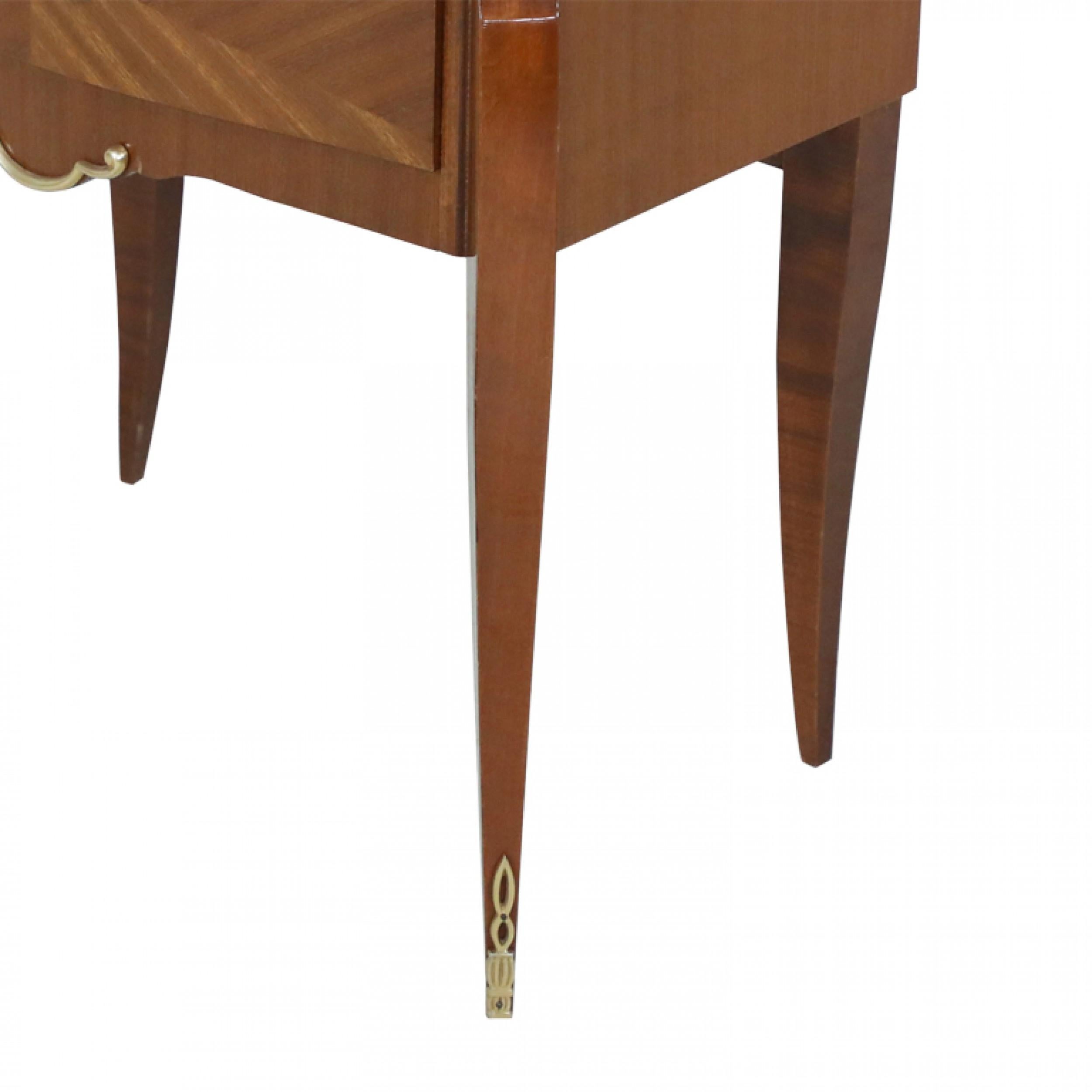 Mid-Century moderno Coppia di commodes francesi Art Deco a 2 cassetti impiallacciati in acero con piani a specchio in vendita