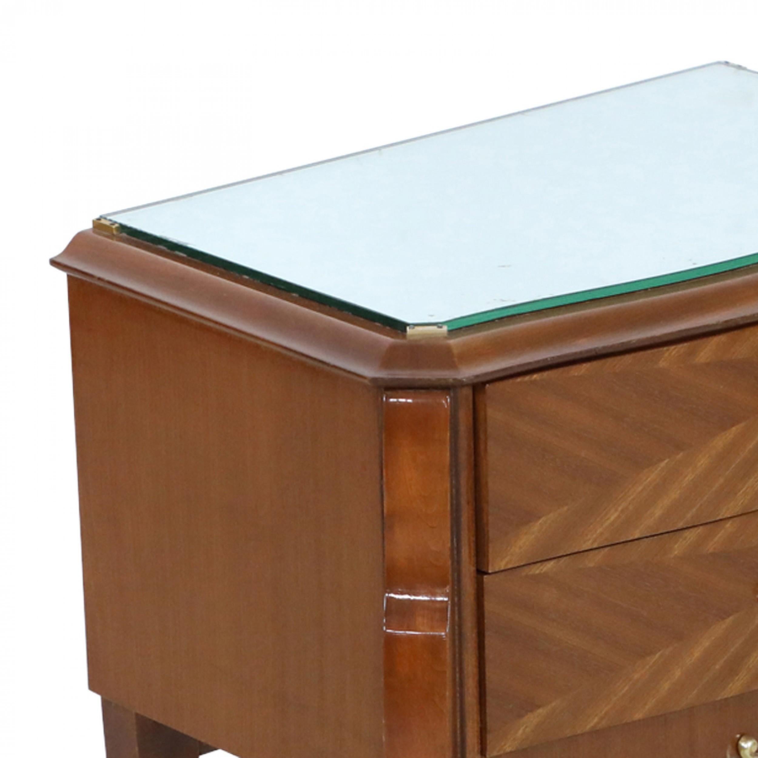 Impiallacciato Coppia di commodes francesi Art Deco a 2 cassetti impiallacciati in acero con piani a specchio in vendita