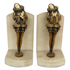 Paar französische Art-Déco-Harlekin-Buchstützen aus Marmor
