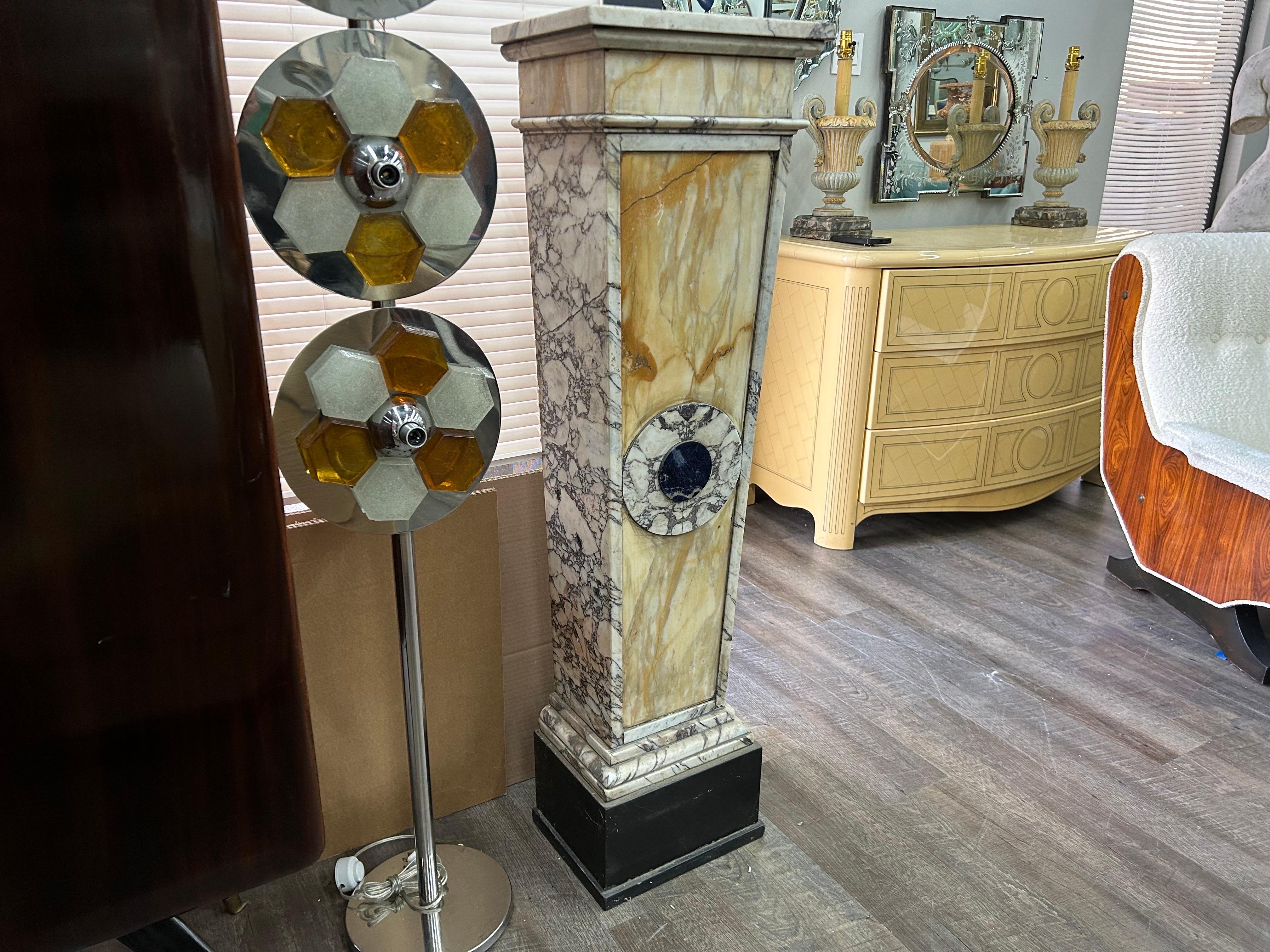 Coppia di piedistalli in marmo Art Déco francese.
Bellissima coppia di piedistalli in marmo misto Art Déco francese con un disegno geometrico sul davanti. Questa coppia di piedistalli in marmo Art Déco è stata sapientemente realizzata a Parigi negli