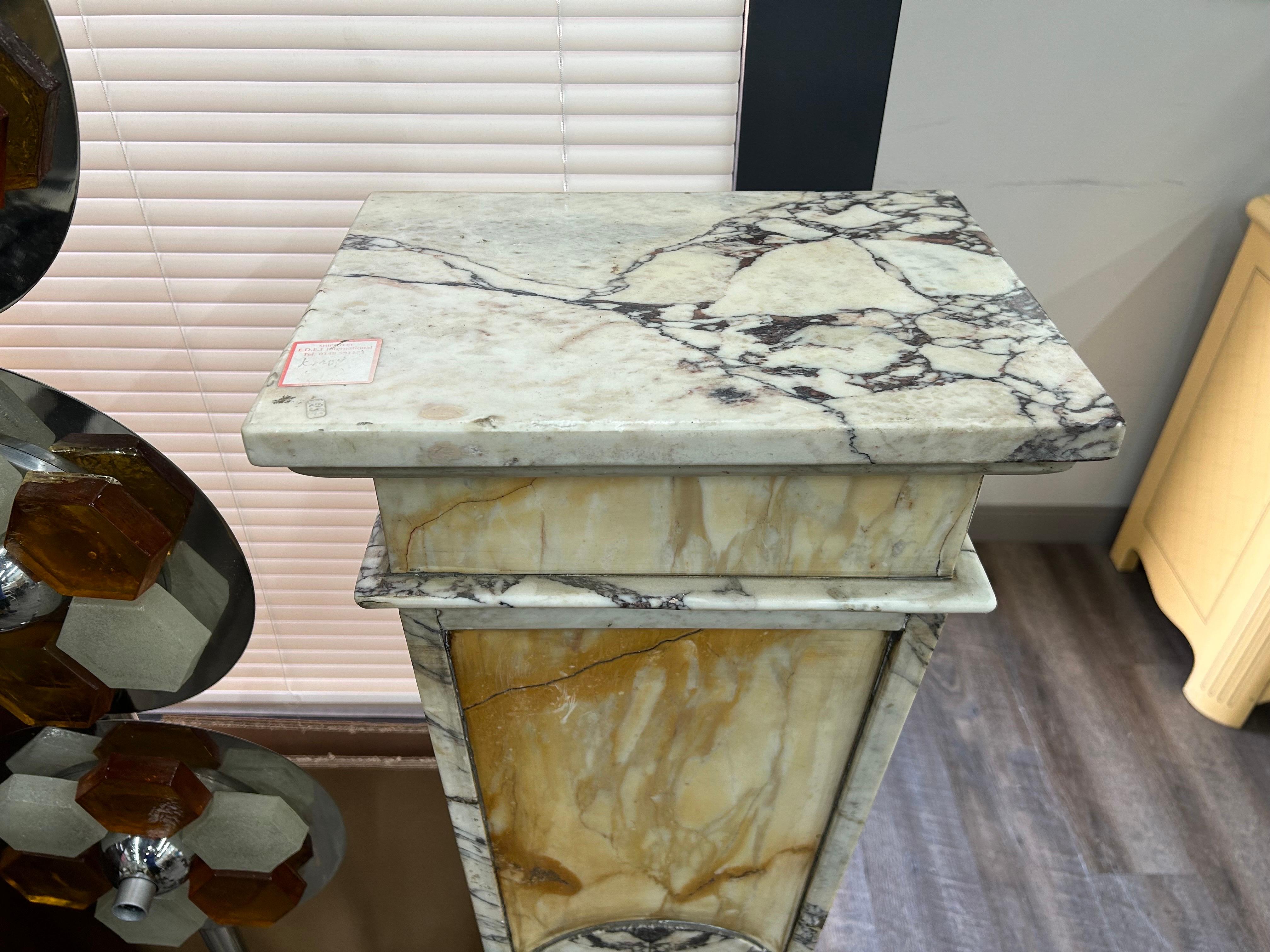 Inizio XX secolo Coppia di piedistalli in marmo Art Deco francese in vendita