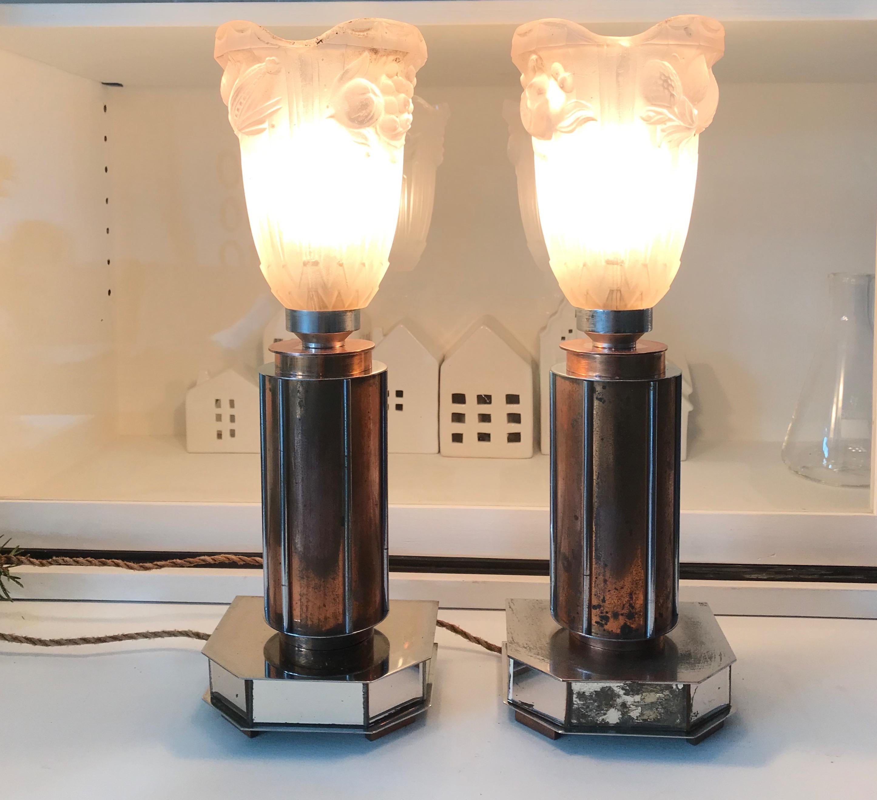 Paar französische Art-Déco-/Modernist-Tischlampen aus Chrom und Kupfer mit Glasschirmen im Angebot 8