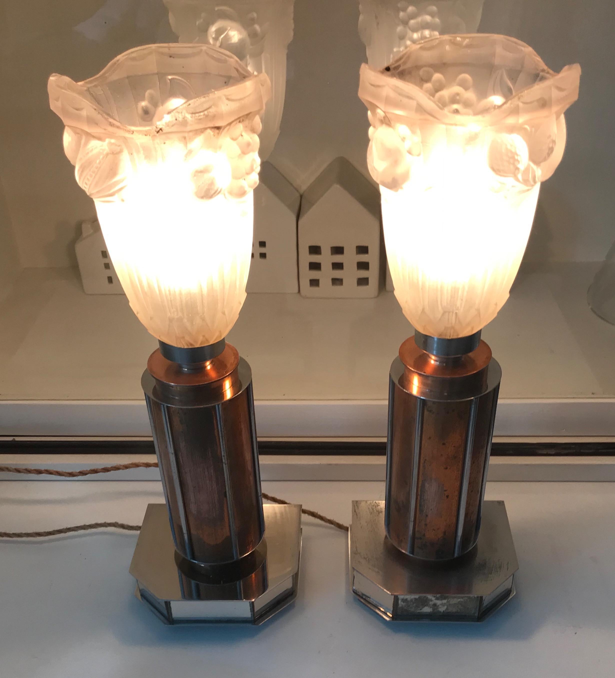 Paar französische Art-Déco-/Modernist-Tischlampen aus Chrom und Kupfer mit Glasschirmen im Angebot 9
