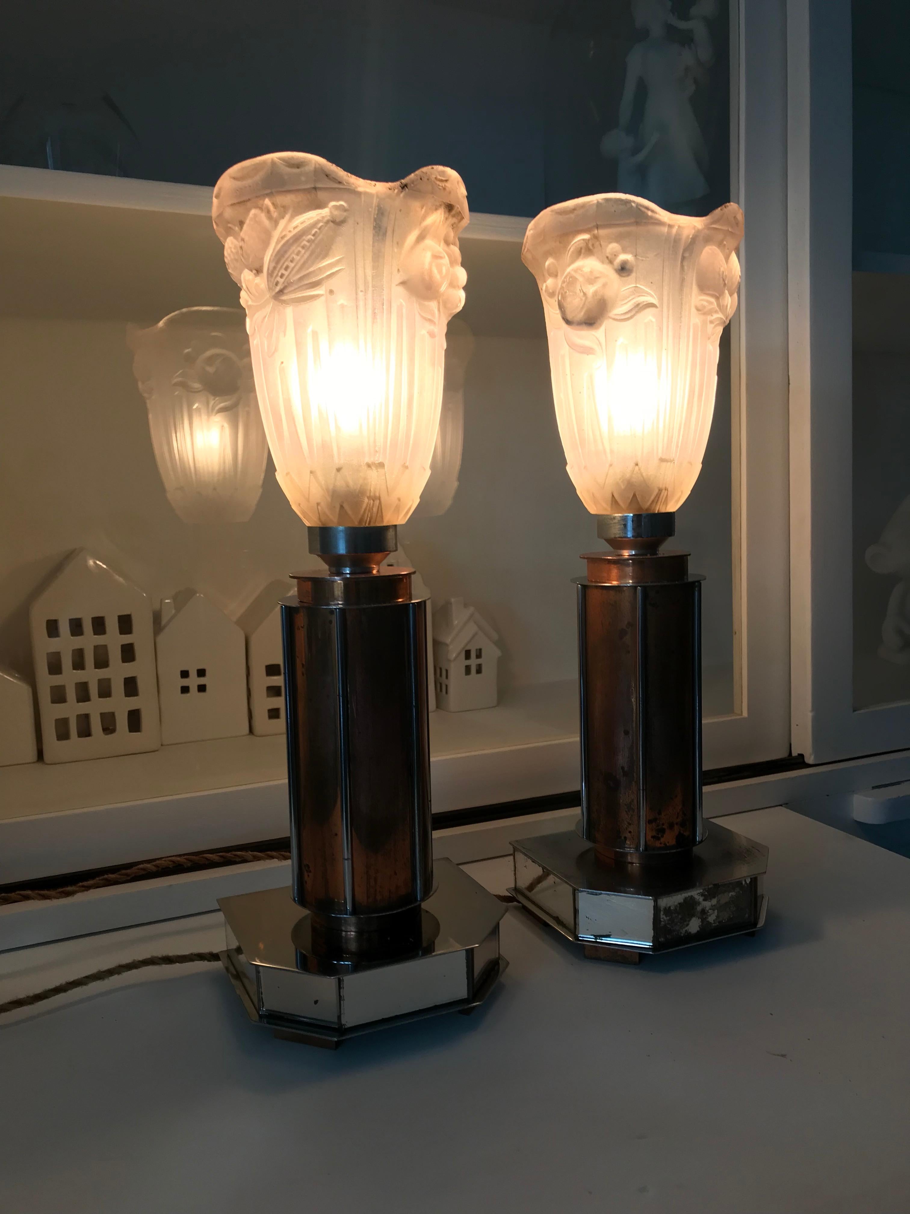 Paar französische Art-Déco-/Modernist-Tischlampen aus Chrom und Kupfer mit Glasschirmen (Französisch) im Angebot