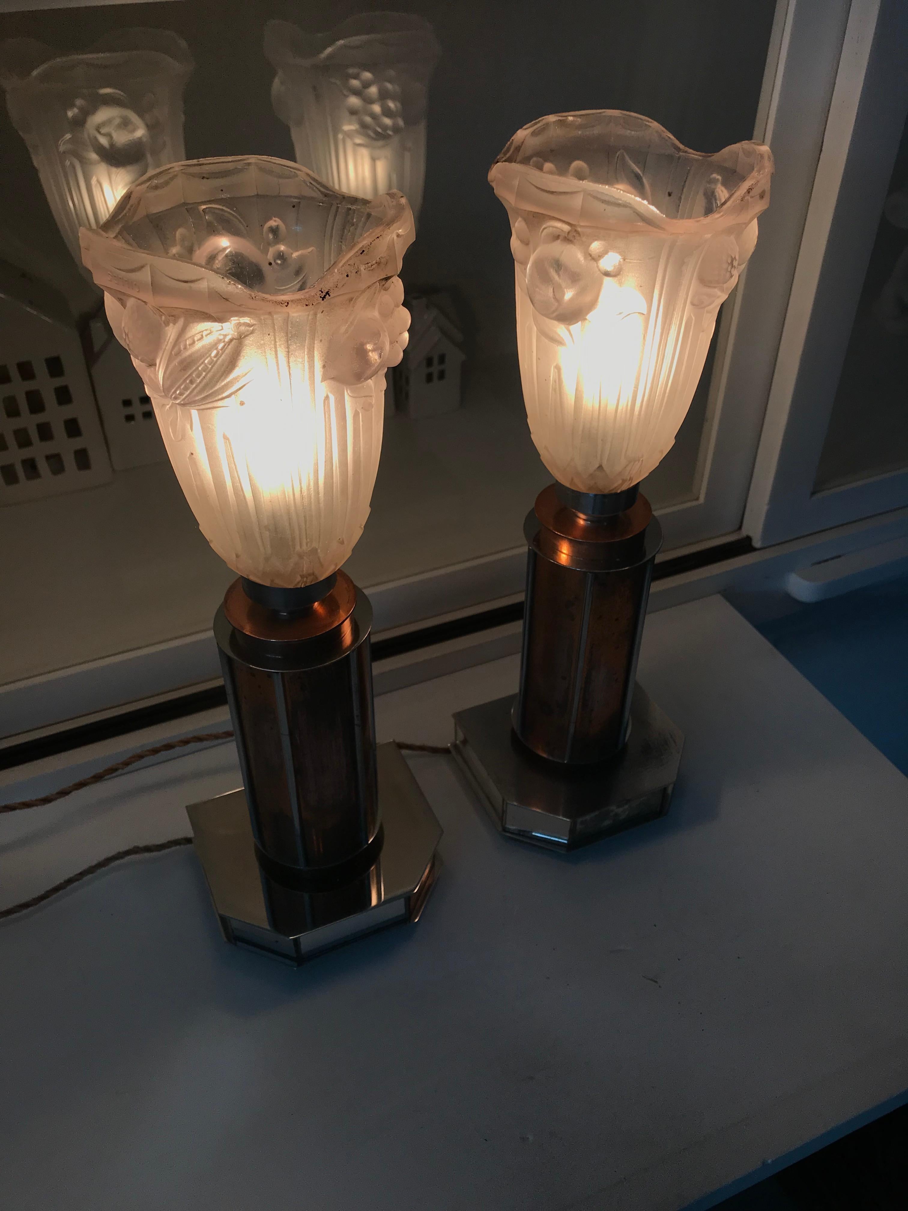 Paar französische Art-Déco-/Modernist-Tischlampen aus Chrom und Kupfer mit Glasschirmen (Handgefertigt) im Angebot