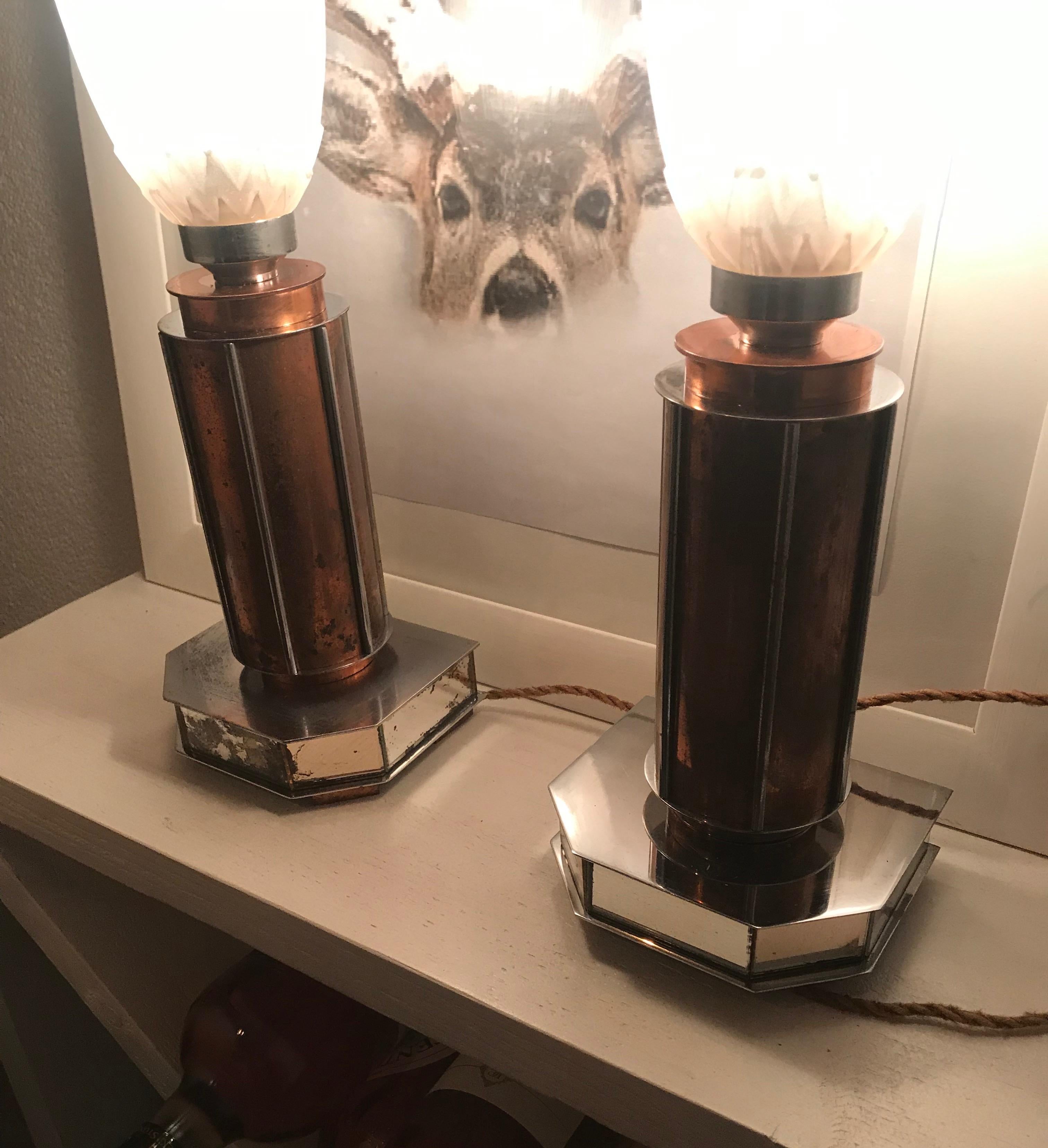 Paar französische Art-Déco-/Modernist-Tischlampen aus Chrom und Kupfer mit Glasschirmen im Zustand „Gut“ im Angebot in Lisse, NL