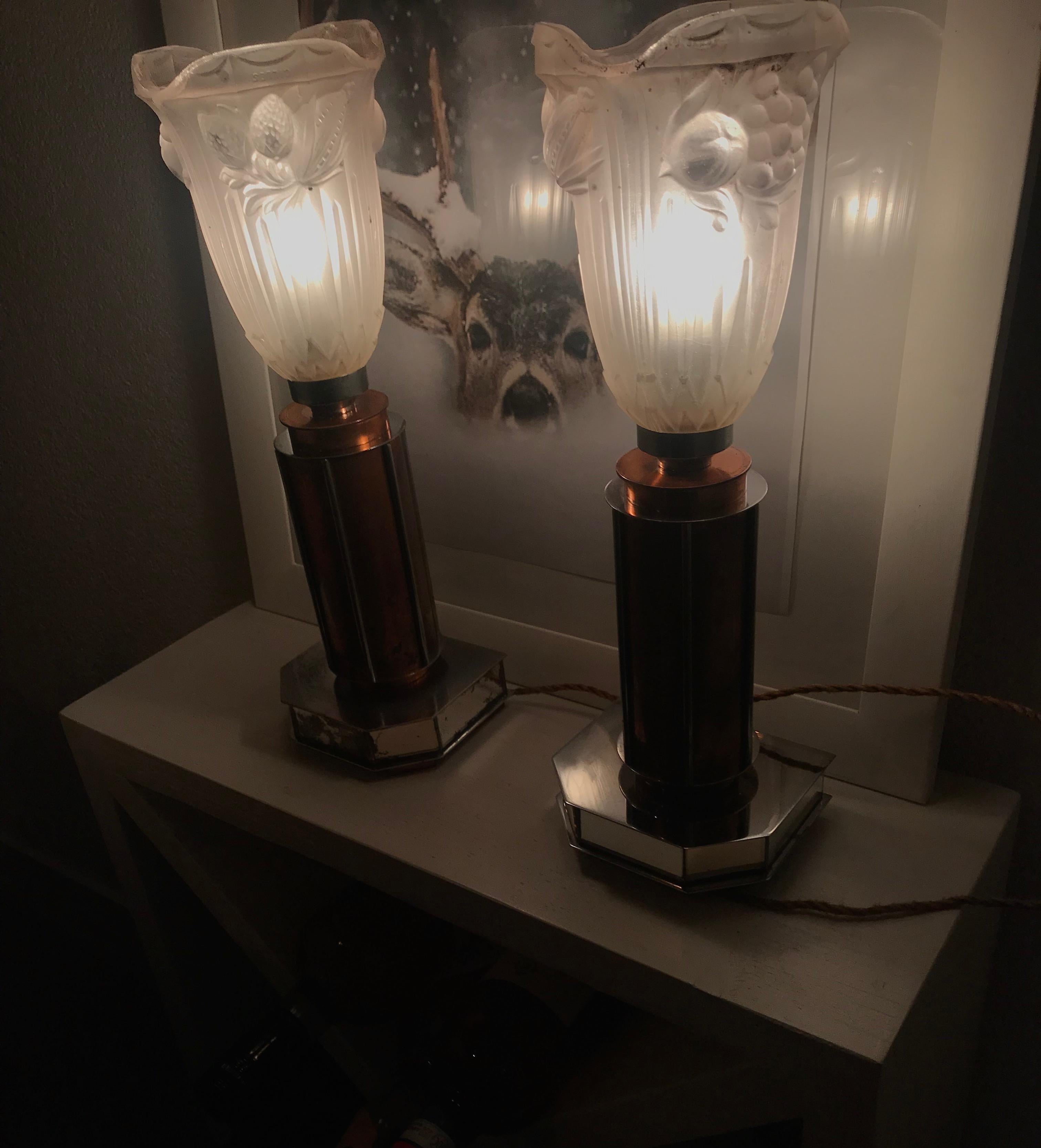 Paar französische Art-Déco-/Modernist-Tischlampen aus Chrom und Kupfer mit Glasschirmen (Spiegel) im Angebot