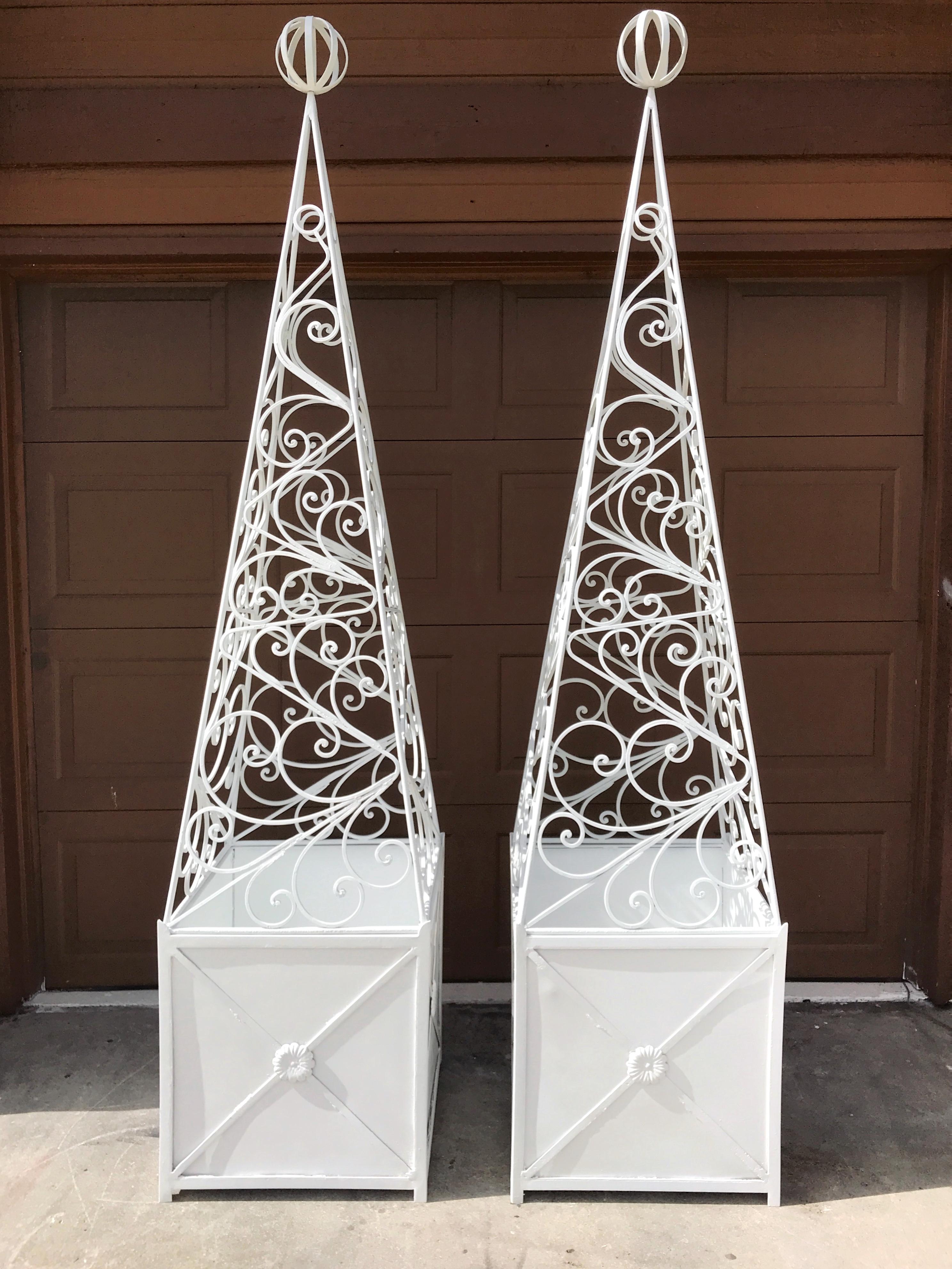 Pair of French Art Deco Neoclassical Wrought Iron Obelisk Planters In Good Condition In West Palm Beach, FL