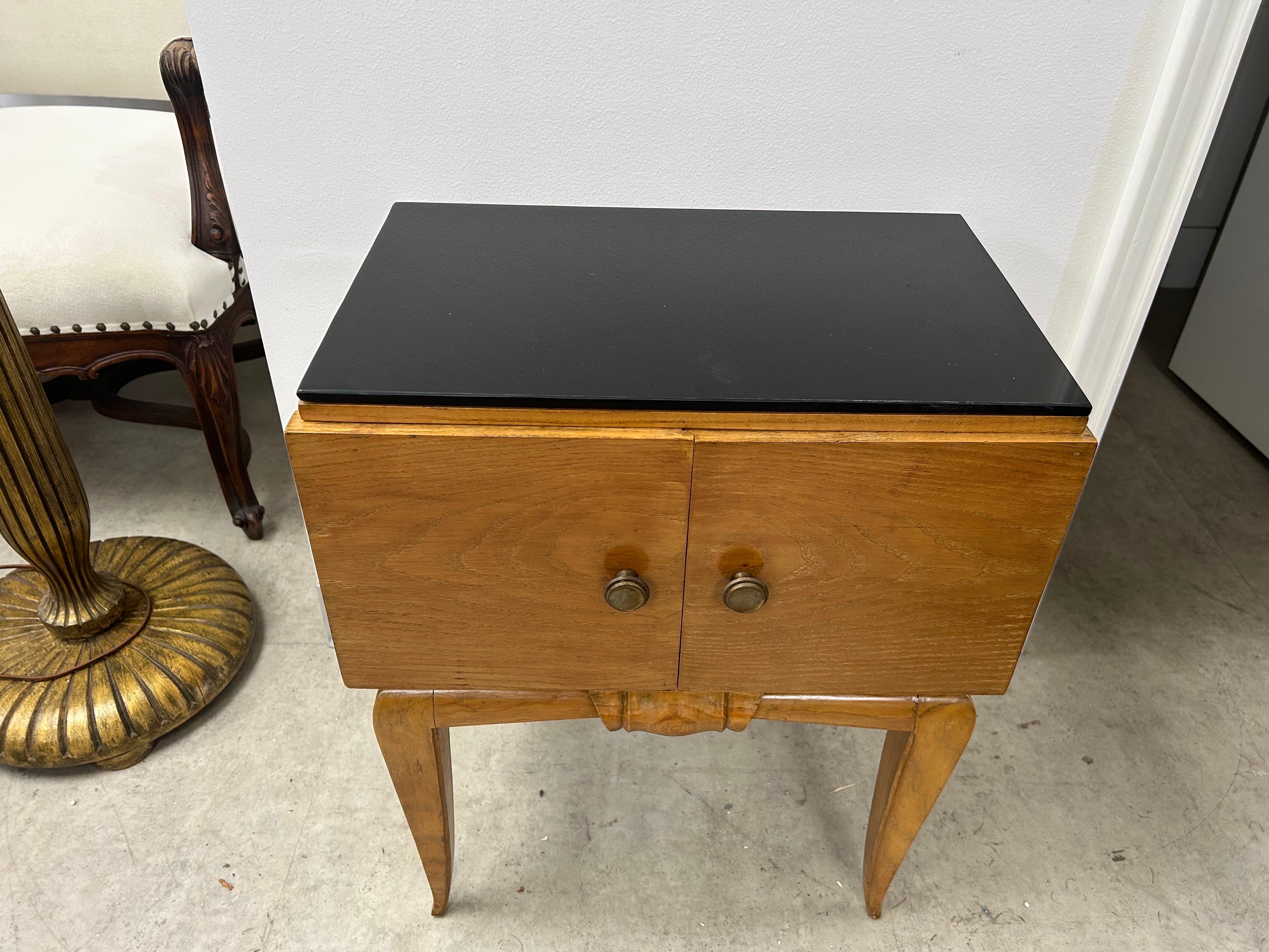 Pareja De Mesillas De Noche Art Decó Francesas en Bueno estado para la venta en Houston, TX