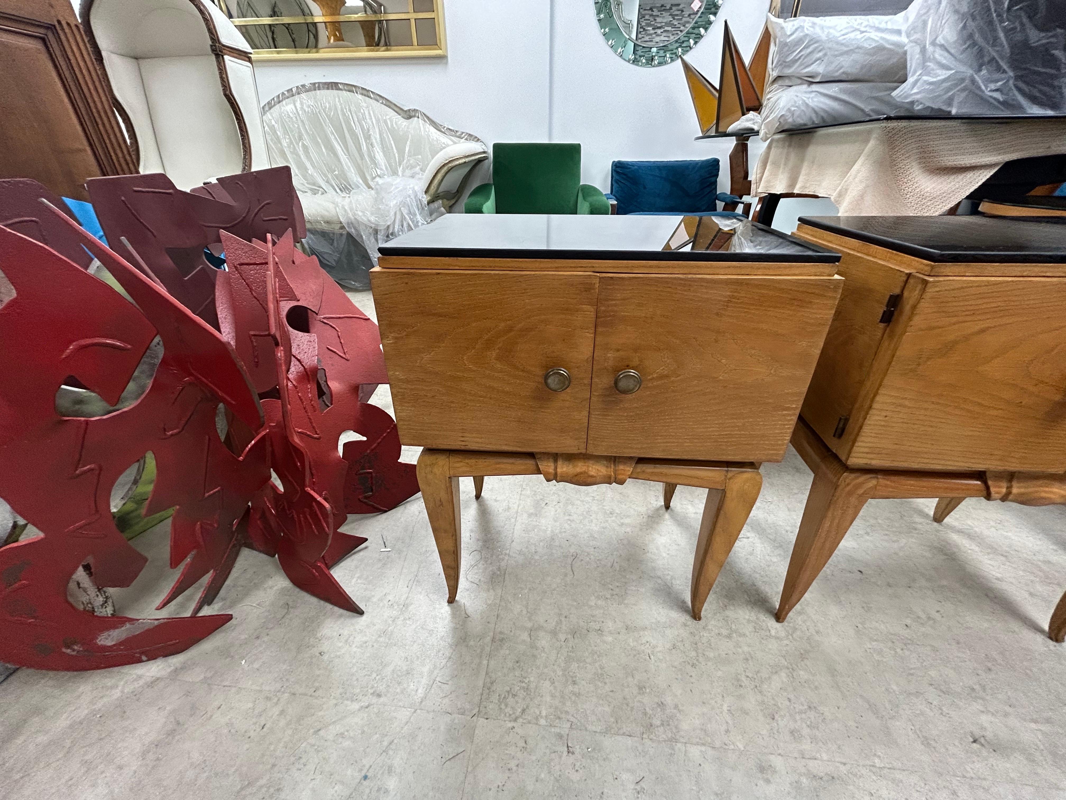 Pareja De Mesillas De Noche Art Decó Francesas mediados del siglo XX en venta