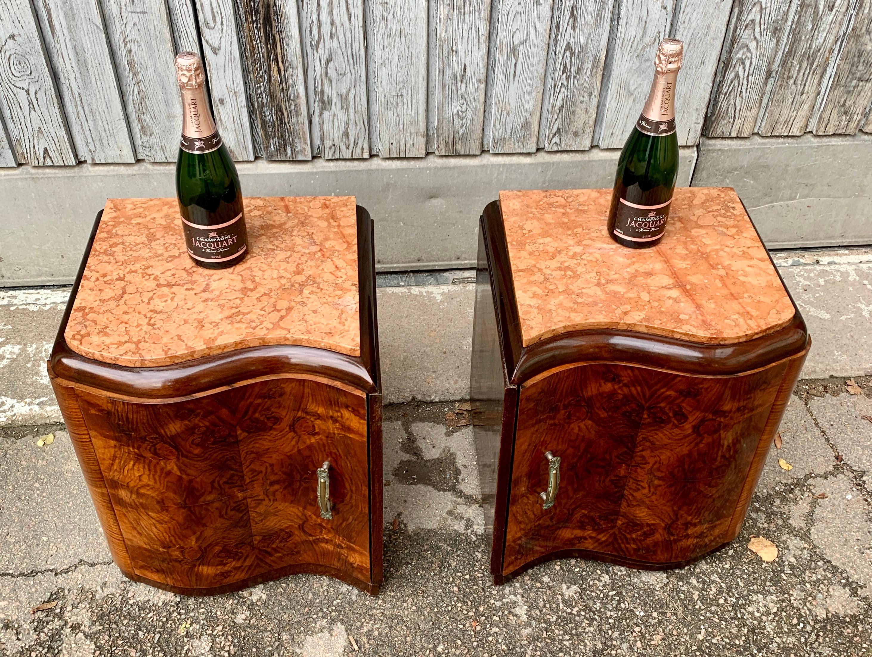 Pair of French Art Deco Nightstands in Walnut And Pink Travertine For Sale 2
