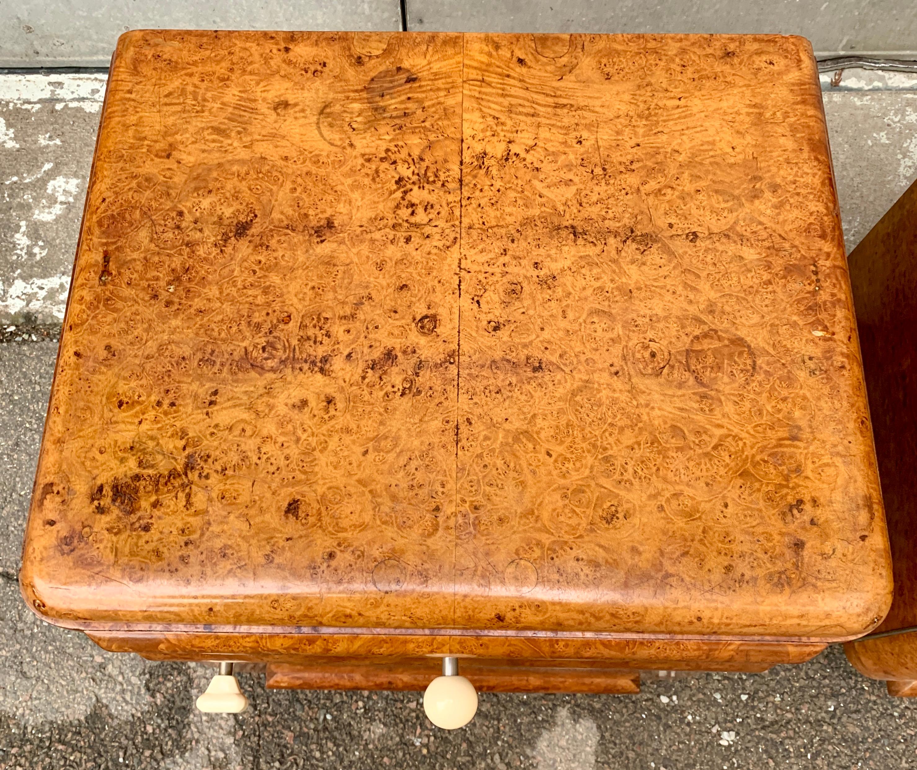 Pair of French Art Deco Nightstands in Walnut Burl 5