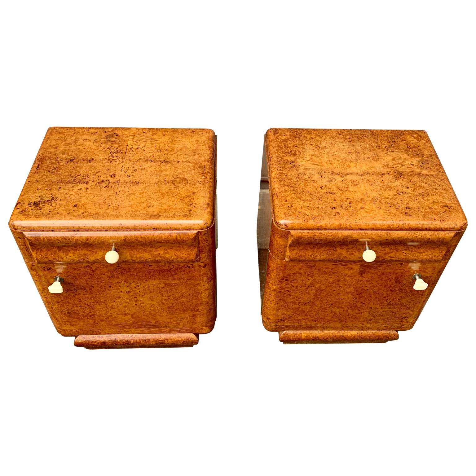 Early 20th Century Pair of French Art Deco Nightstands in Walnut Burl