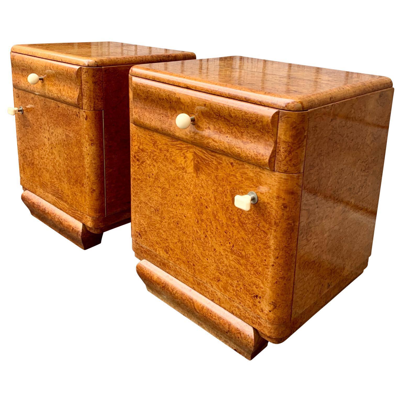 Pair of French Art Deco Nightstands in Walnut Burl 1