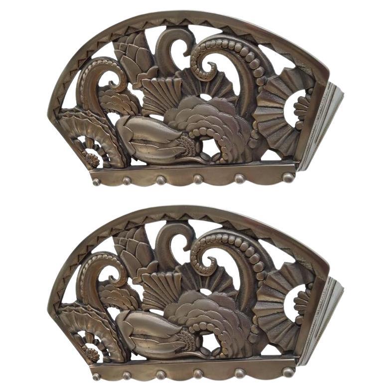En vente pour une durée limitée... !  de 6950 $ à 5950 $.
Paire d'appliques murales françaises de style Wall&Deco en bronze en très bon état, avec des motifs multidimensionnels de façades de fleurs entrelacées et des côtés triangulaires décoratifs.