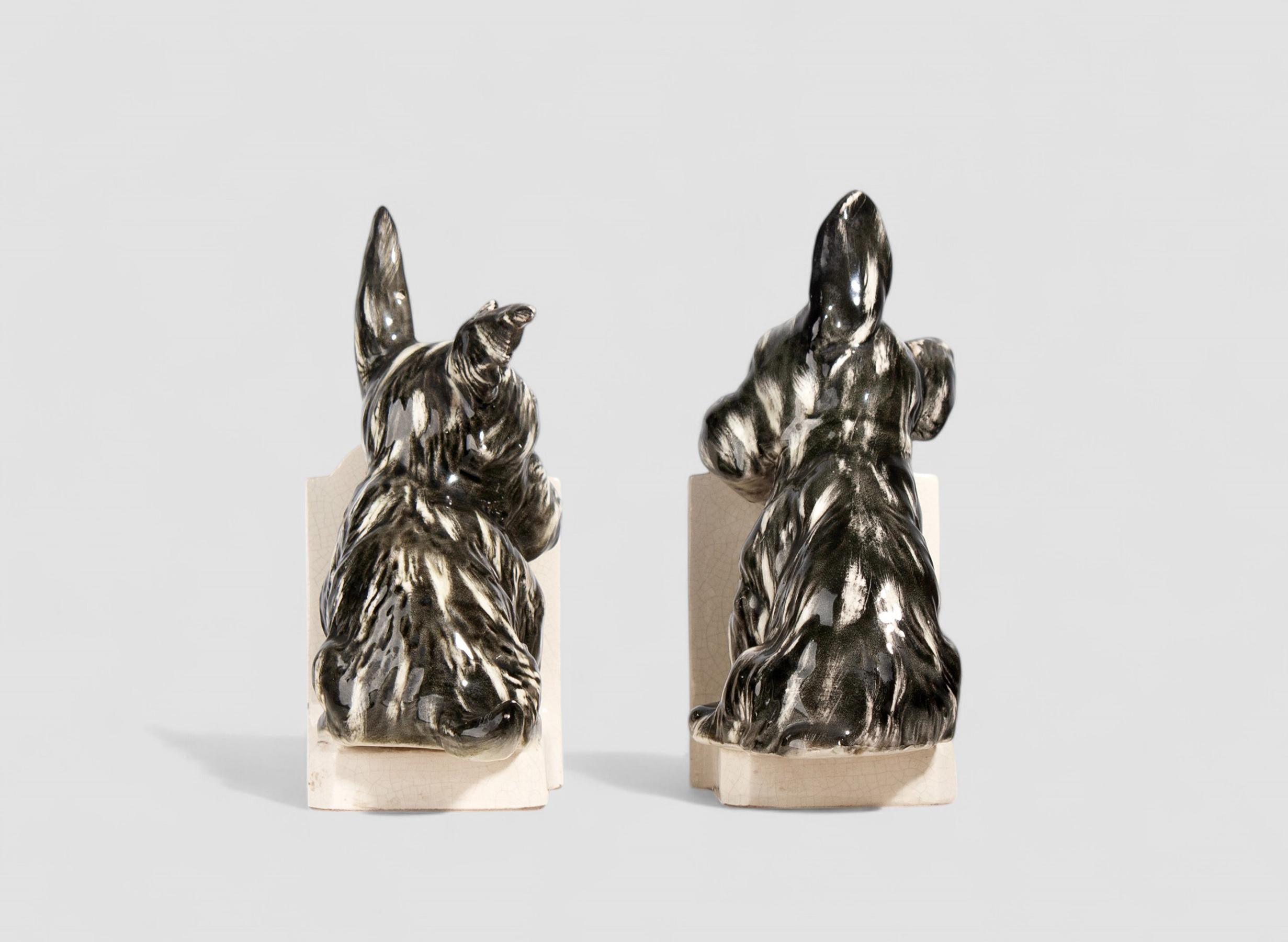 Pair of French Art Déco Painted Ceramic Bookends Shaped Like Scotch Terrier Dogs In Good Condition For Sale In North Miami, FL