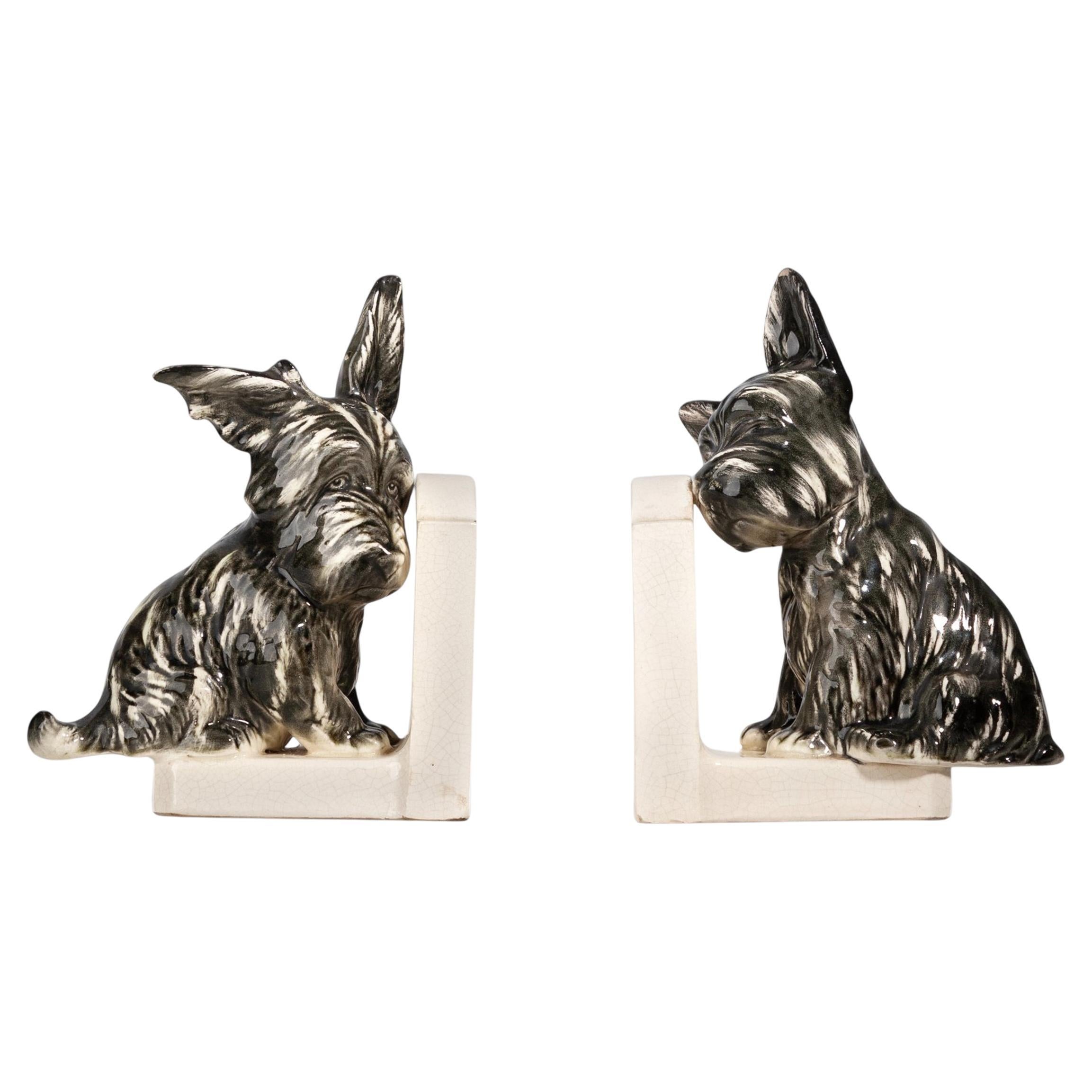 Paire de serre-livres en céramique peints Art Déco en forme de chiens Scotch Terrier