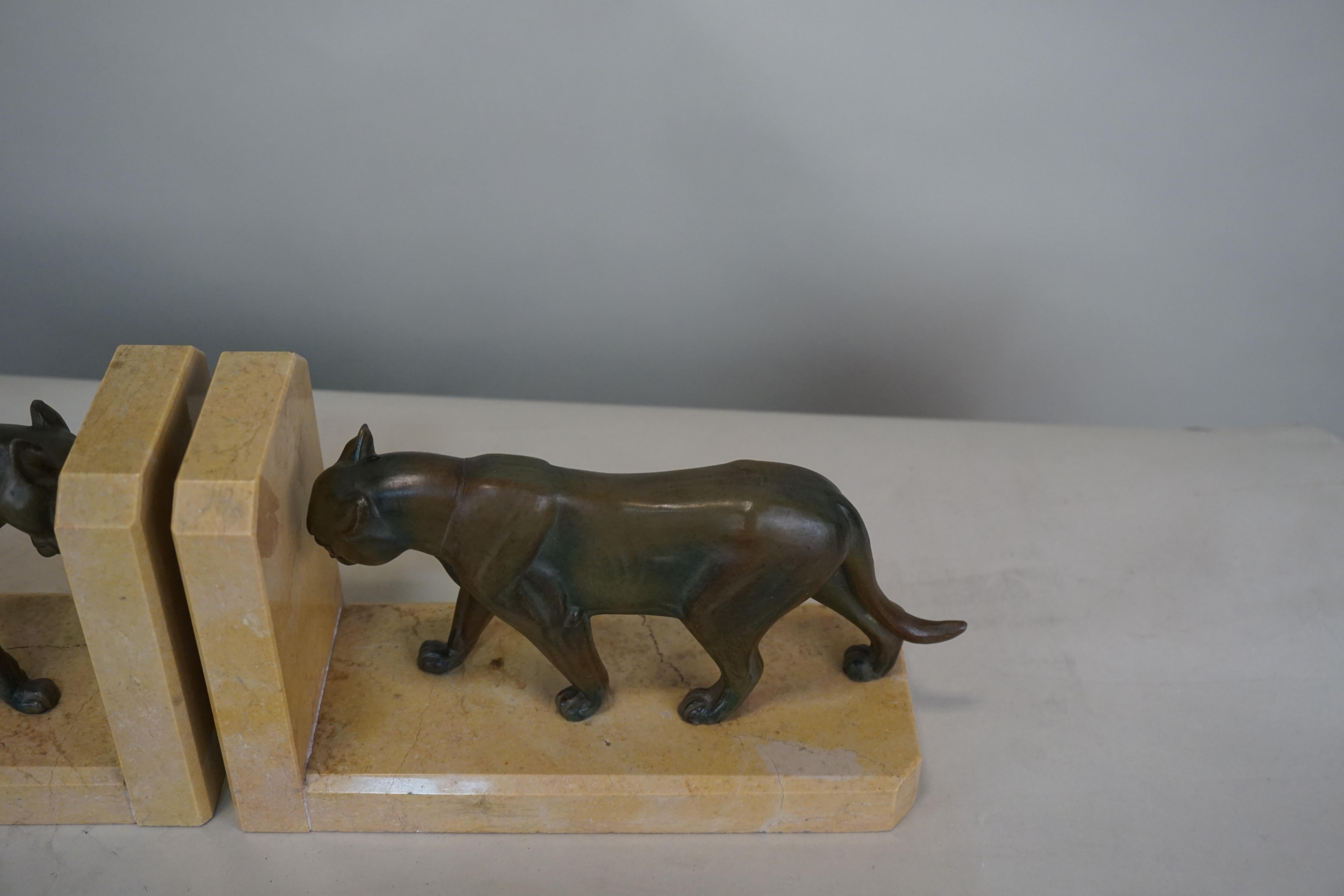 Pair of French art deco panther bookend 
Measurement is for 1 bookend.