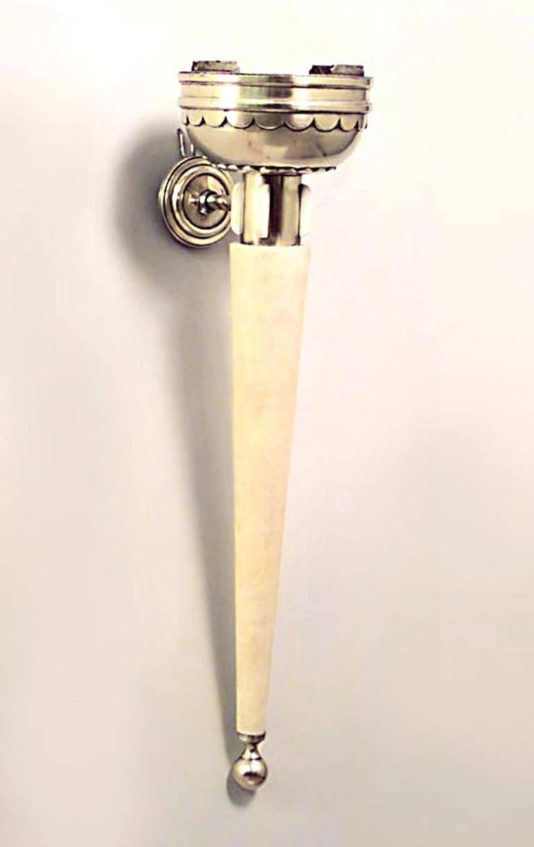 Paire d'appliques murales Art Deco françaises avec un design de torche parcheminée, des fonds de fleurons en laiton, et des dessus en forme de bol rond. (PRIX PAR Paire)
