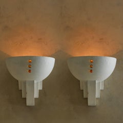 Coppia di applique francesi in stile Art Déco in gesso e vetro ambrato, anni ’30