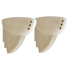 Coppia di applique francesi in stile Art Déco in gesso e vetro ambrato, anni ’30